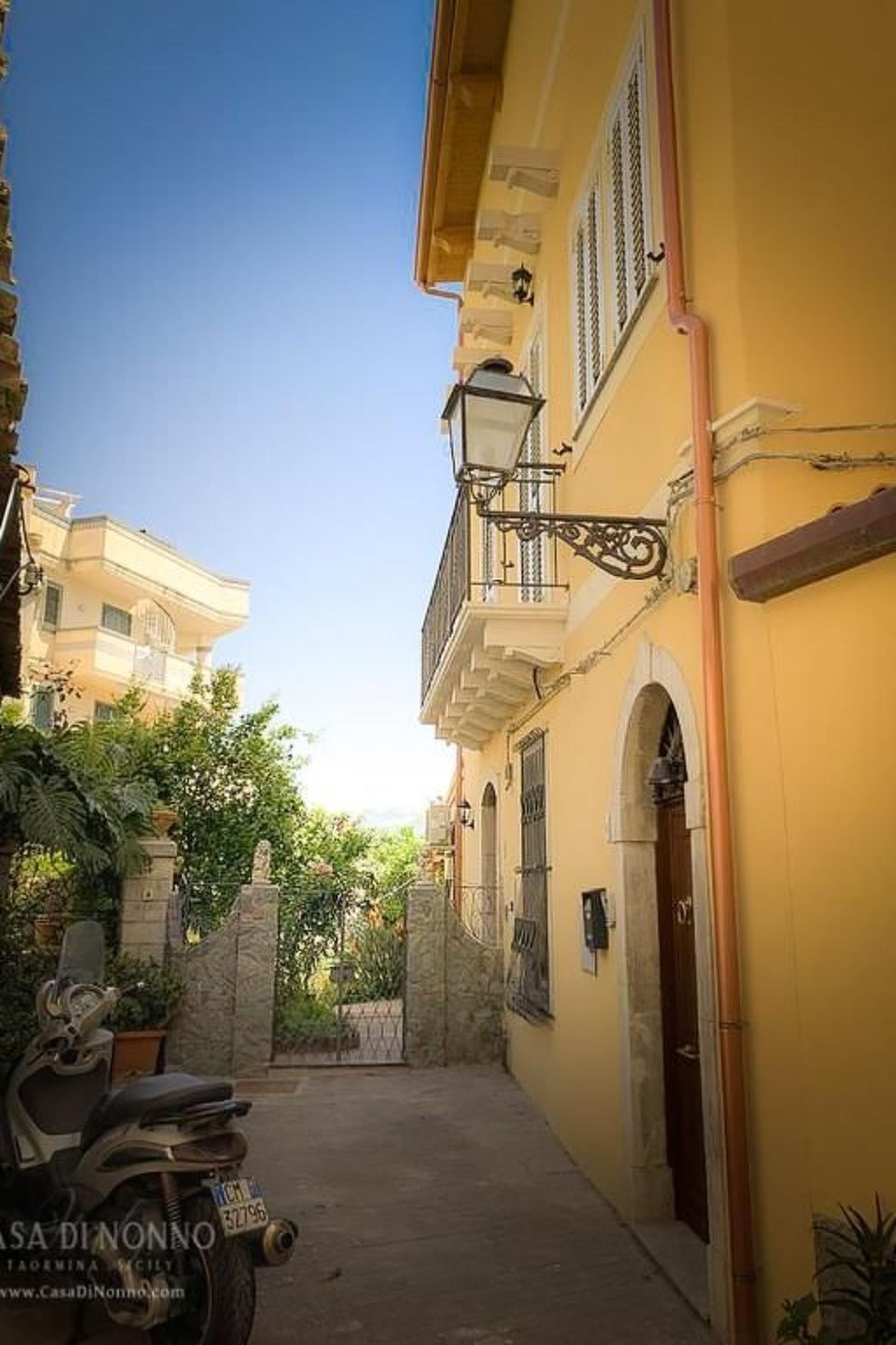 Das Haus des Großvaters in Taormina-Drinnen