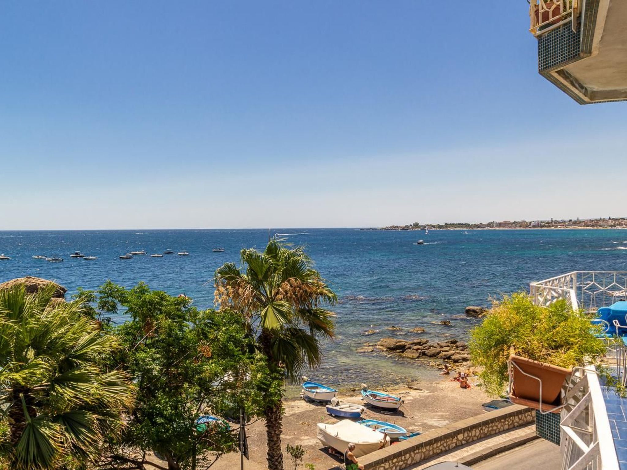 Holiday home Giardini Naxos - the Cariddi flat offers its guests an exceptional location, in one of the most enchanting places in all of Sicily, with a breathtaking view of the coast and Taormina. The..