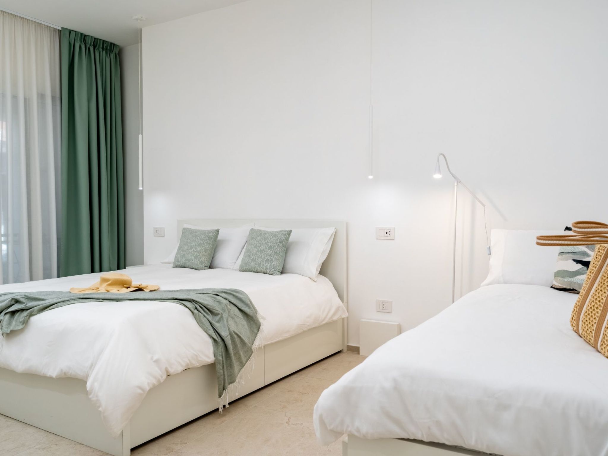 Discover the charm and comfort of this inviting flat in Giardini Naxos, perfect for accommodating up to 3 guests. Situated in an enviable location, just 50 metres from the beach and the crystal clear ..