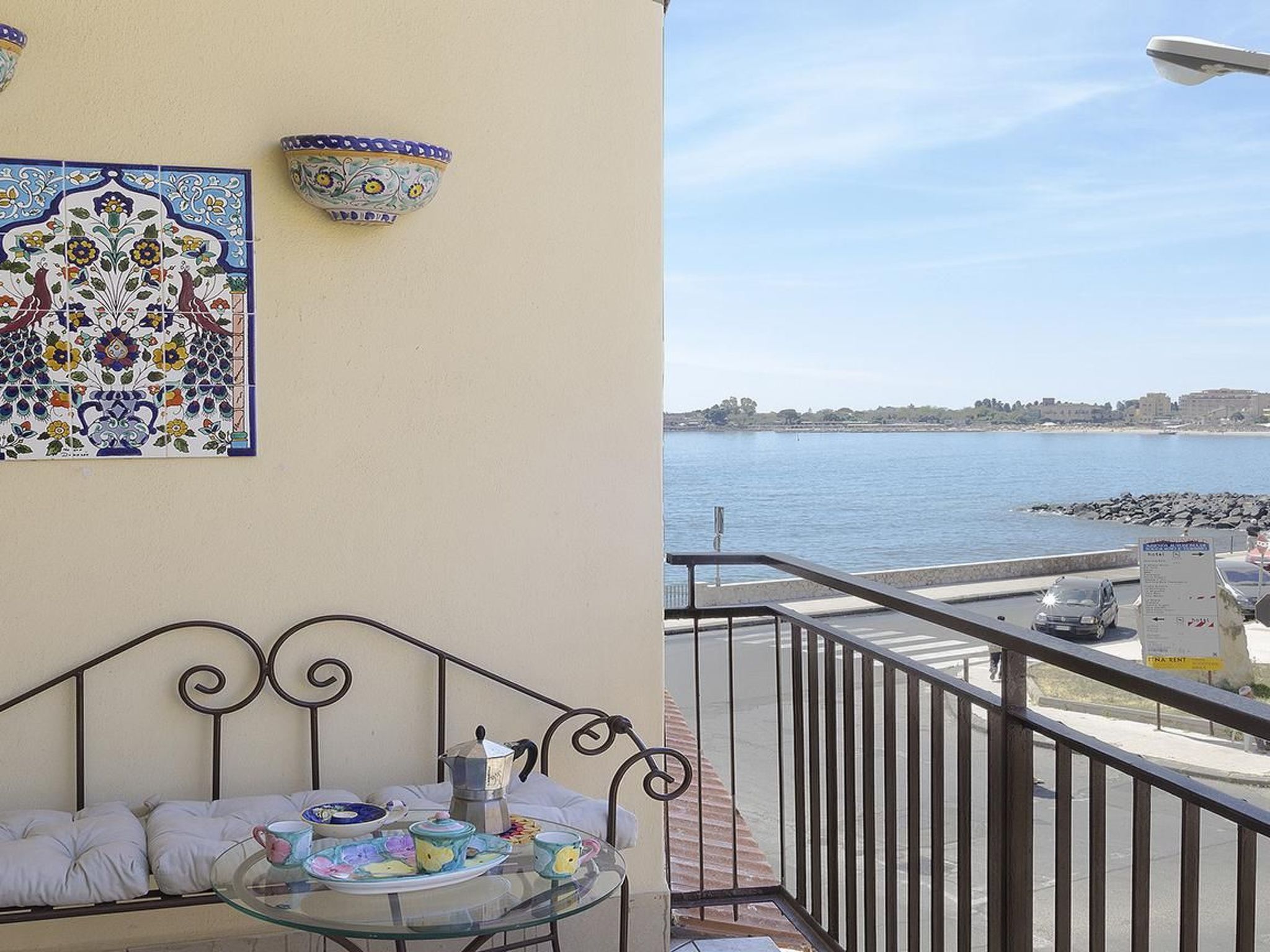 CASA VACANZA TYSANDROS offers its guests an exceptional location in one of the most enchanting places in the whole of Sicily. In the centre of the picturesque Bay of Giardini Naxos, 10 metres from the..