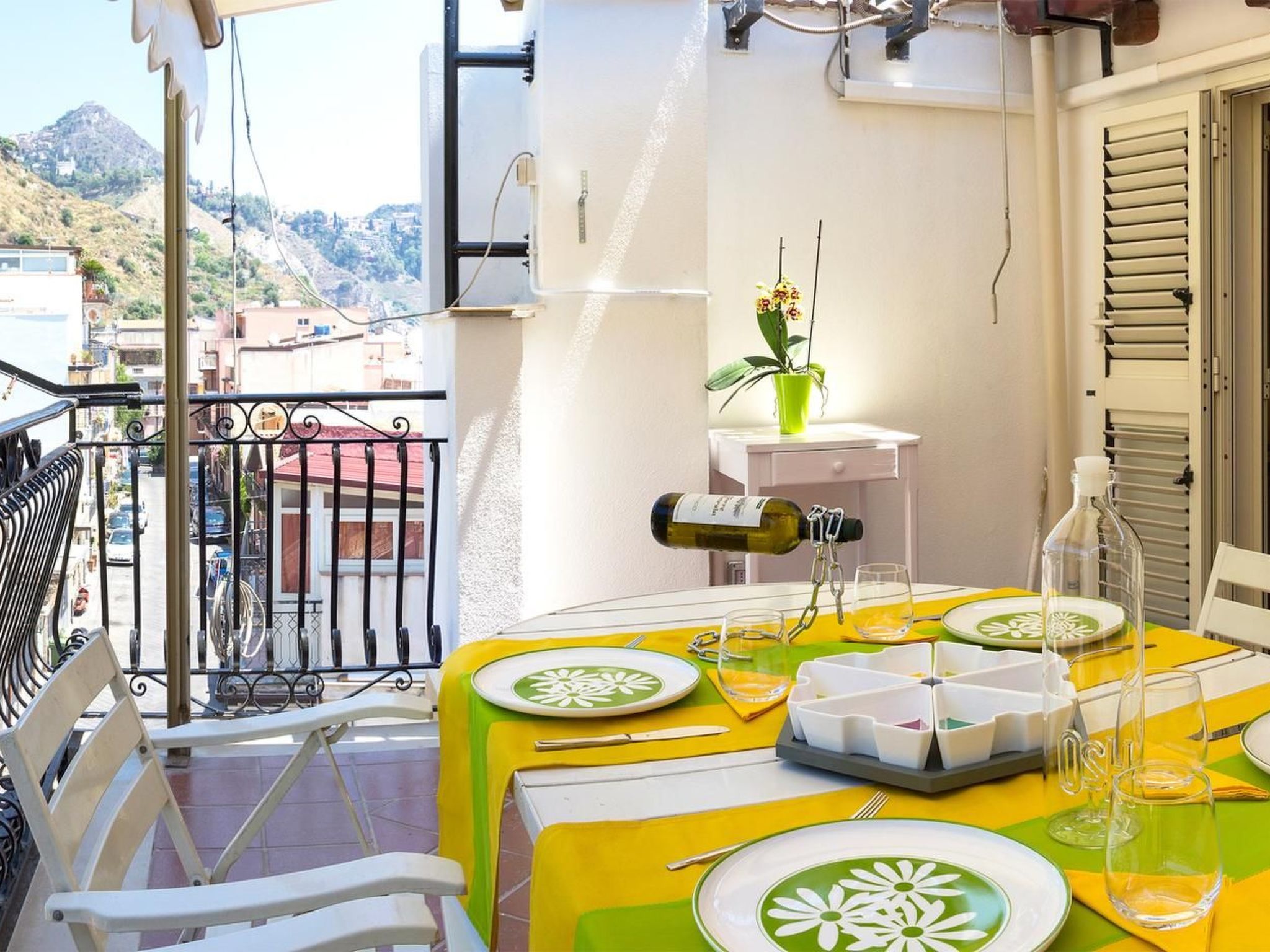 This studio is in the centre of the picturesque Giardini Naxos and is about 30 metres from the sea. The studio of around 50m² was renovated in 2015. It is on the fourth floor of a building without a ..