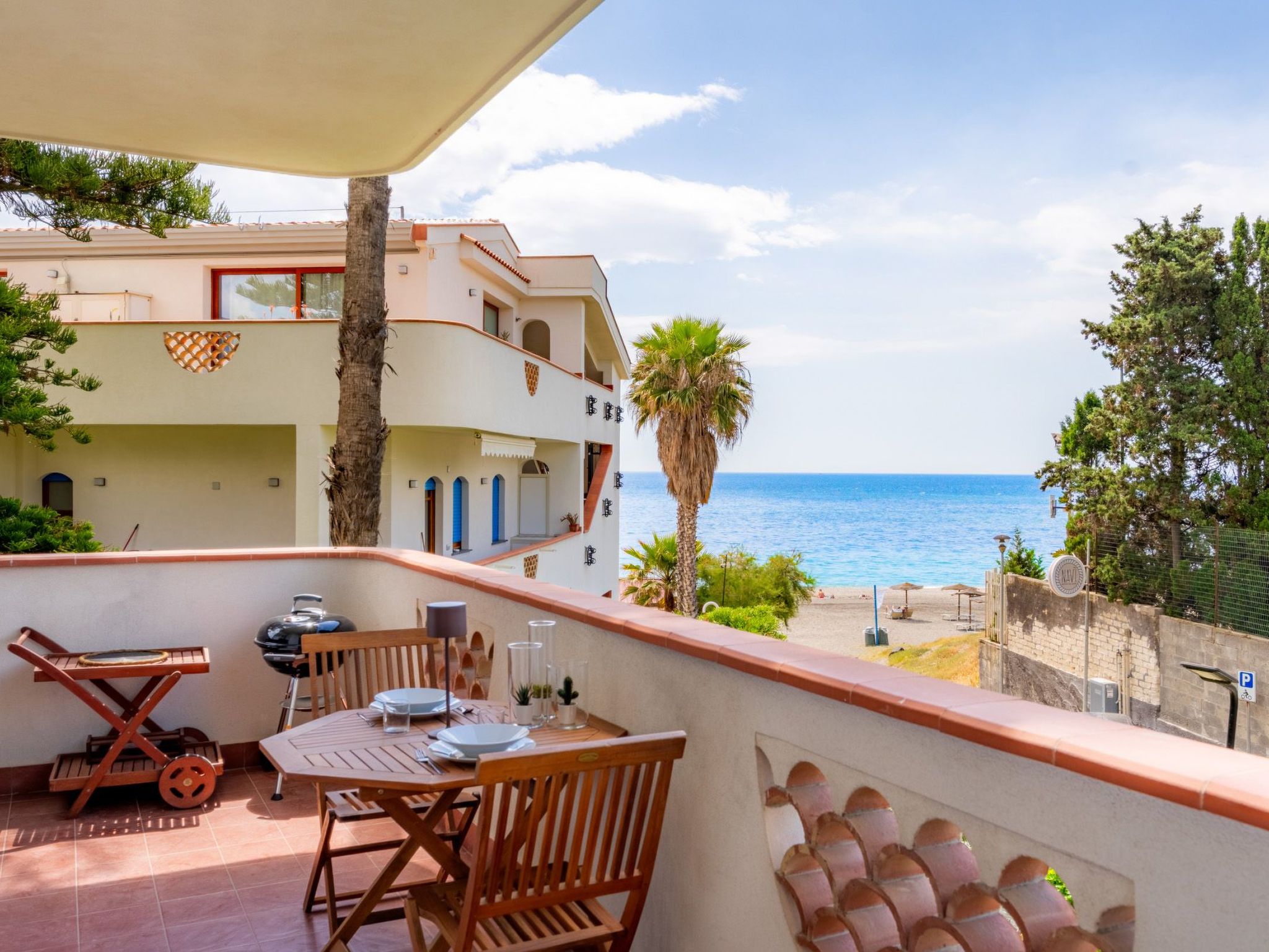 Casa Bianca is the ideal choice for a seaside holiday dedicated to relaxation and well-being. In Giardini Naxos, on Via Pietro Rizzo, just a few metres from the sea, this cosy holiday home will allow ..