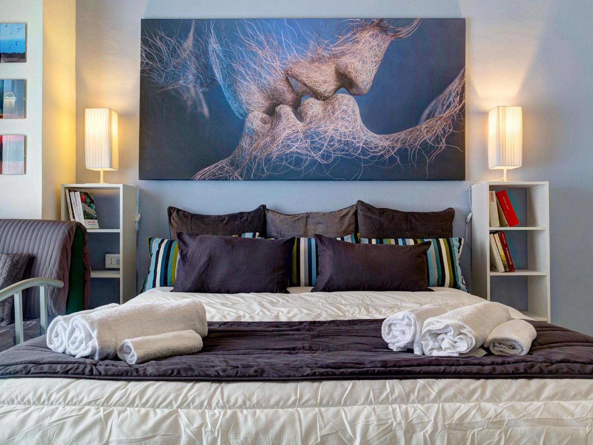 This studio of around 30m² is on the first floor and has a double bed (160 x 190cm), an armchair bed (90 x 190cm),a bathroom with a shower ,and a cooking niche, equipped with a gas stove and fridge w..