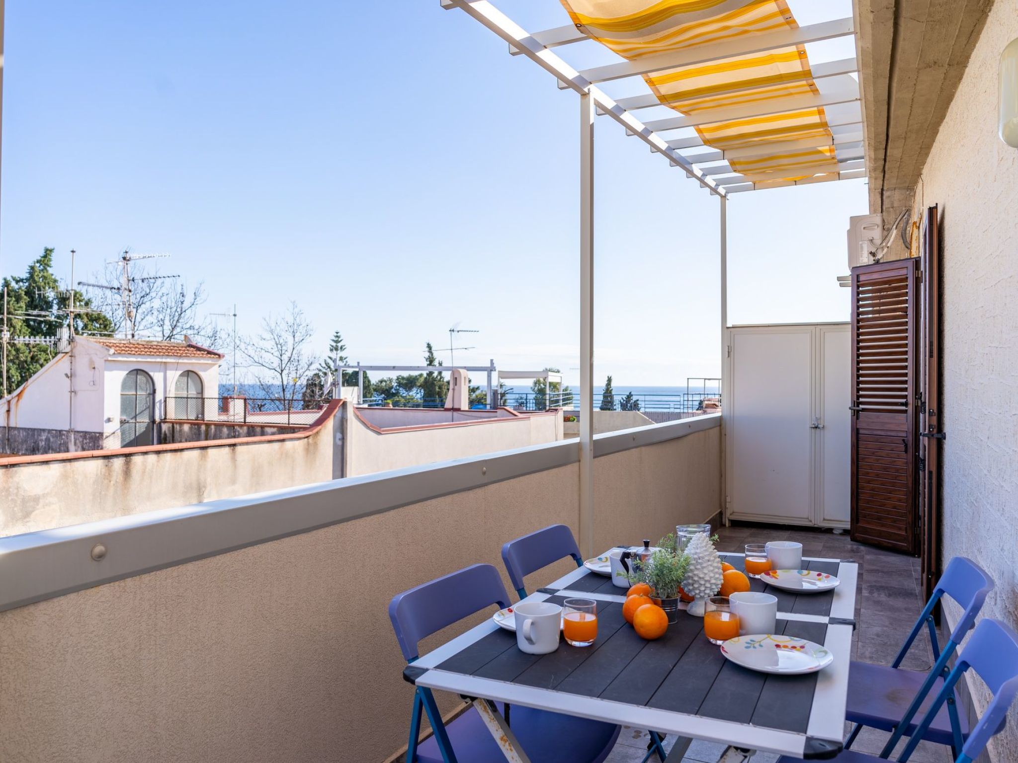 Holiday home located in the heart of Giardini Naxos, Sicily! This cosy and panoramic flat is ideal for a relaxing getaway, offering all the comfort you need for an unforgettable holiday. Living Room: ..