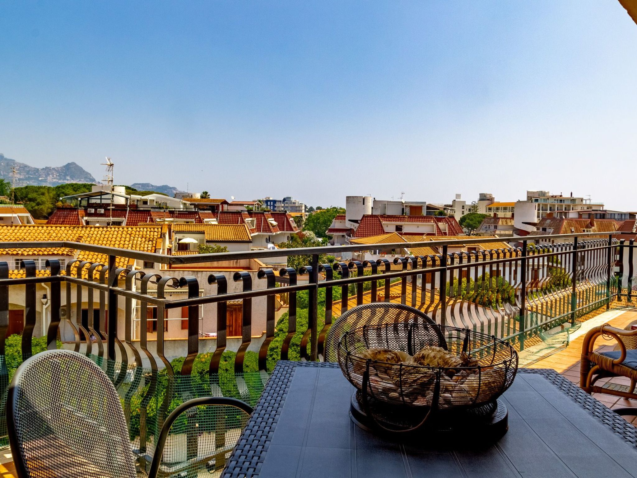 Nestled in the heart of Giardini Naxos, along the quiet via del Sileno, this delightful holiday home is the perfect choice for those wishing to enjoy a holiday of relaxation, comfort and the crystal c..