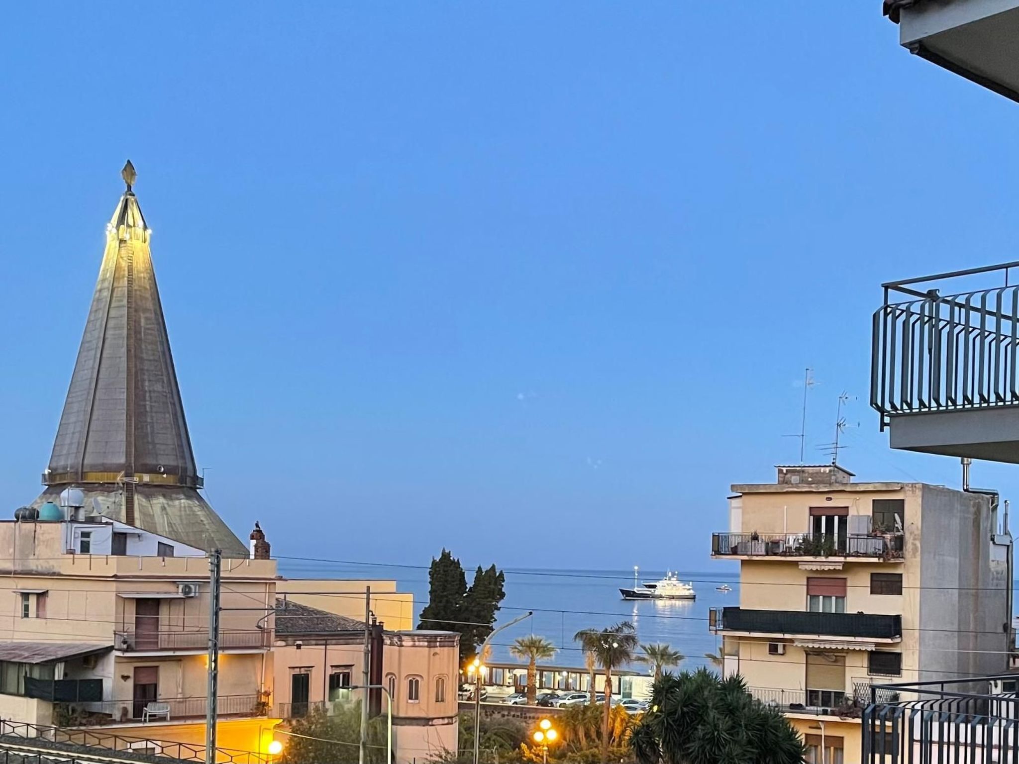 Holiday home in Giardini Naxos.Discover your oasis of relaxation in Giardini Naxos, where comfort and beauty blend harmoniously to offer you an unforgettable stay.Welcome to our charming holiday home,..