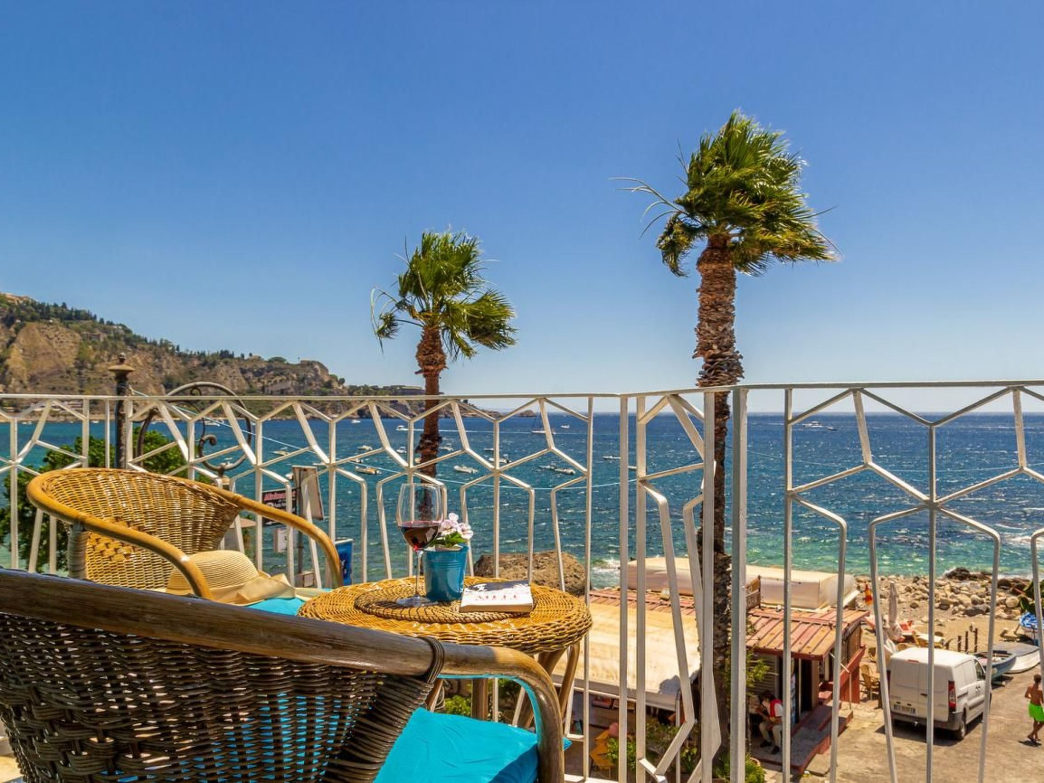 Holiday home Giardini Naxos - l'appartamento Scilla propone ai suoi ospiti una location d'exception, in one of the most enchanting places in all of Sicily, with a breathtaking view of the coast and Ta..