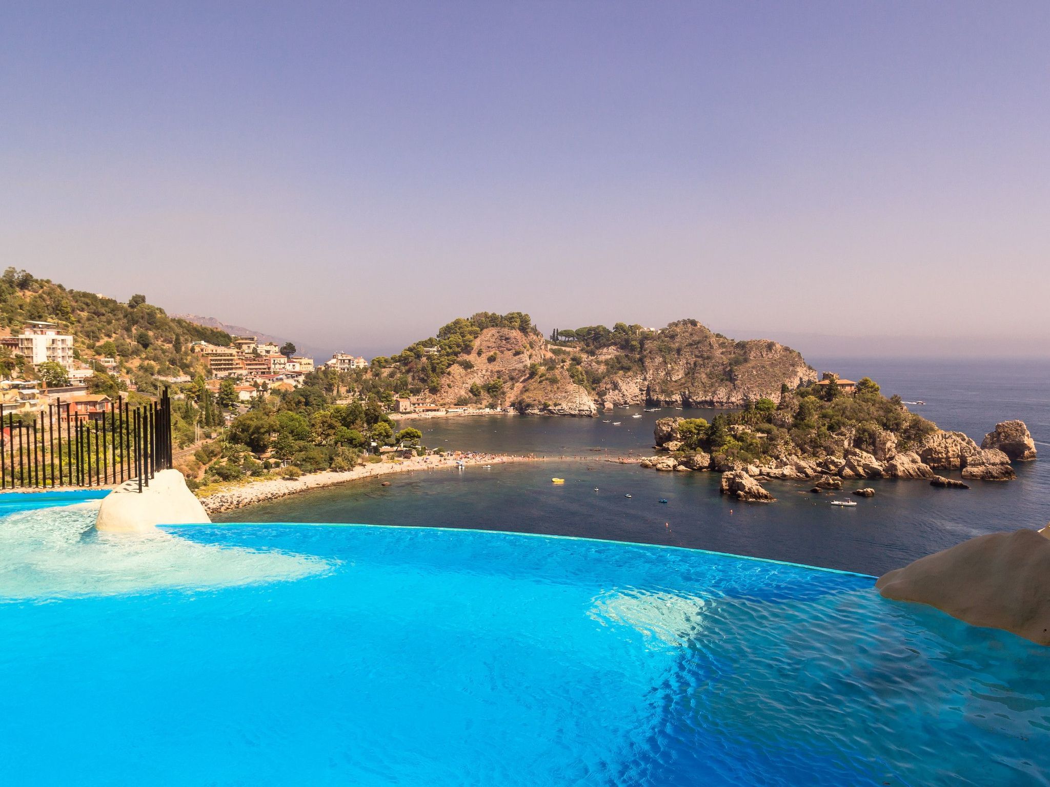 The Sea Life apartment enjoys an enchanting position in Sicily's most exclusive stretch of coast, in fact it is located within the bay of Isola Bella. Immersed in a magical atmosphere you can enjoy th..
