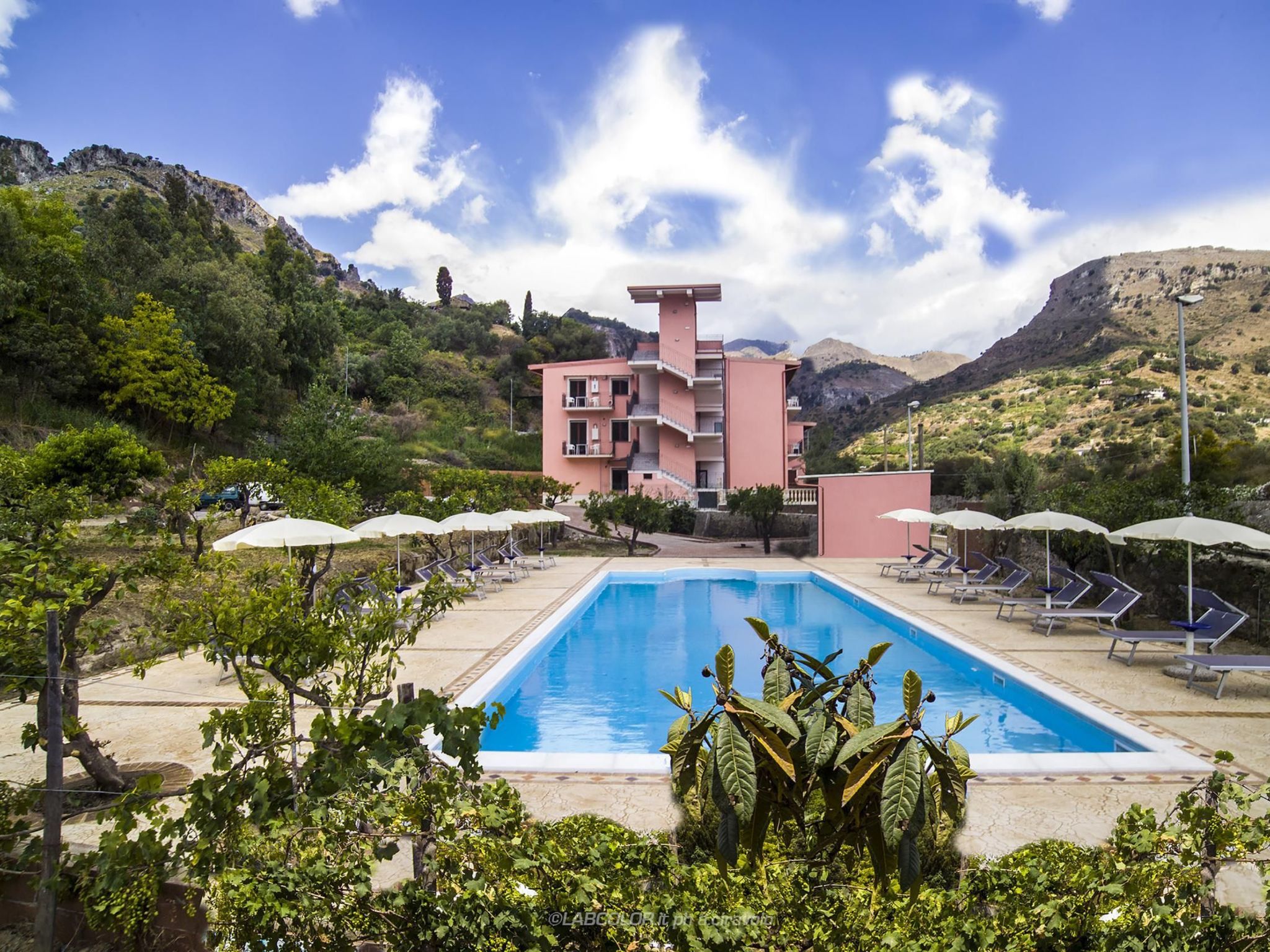 In Letojanni mit Terrasse