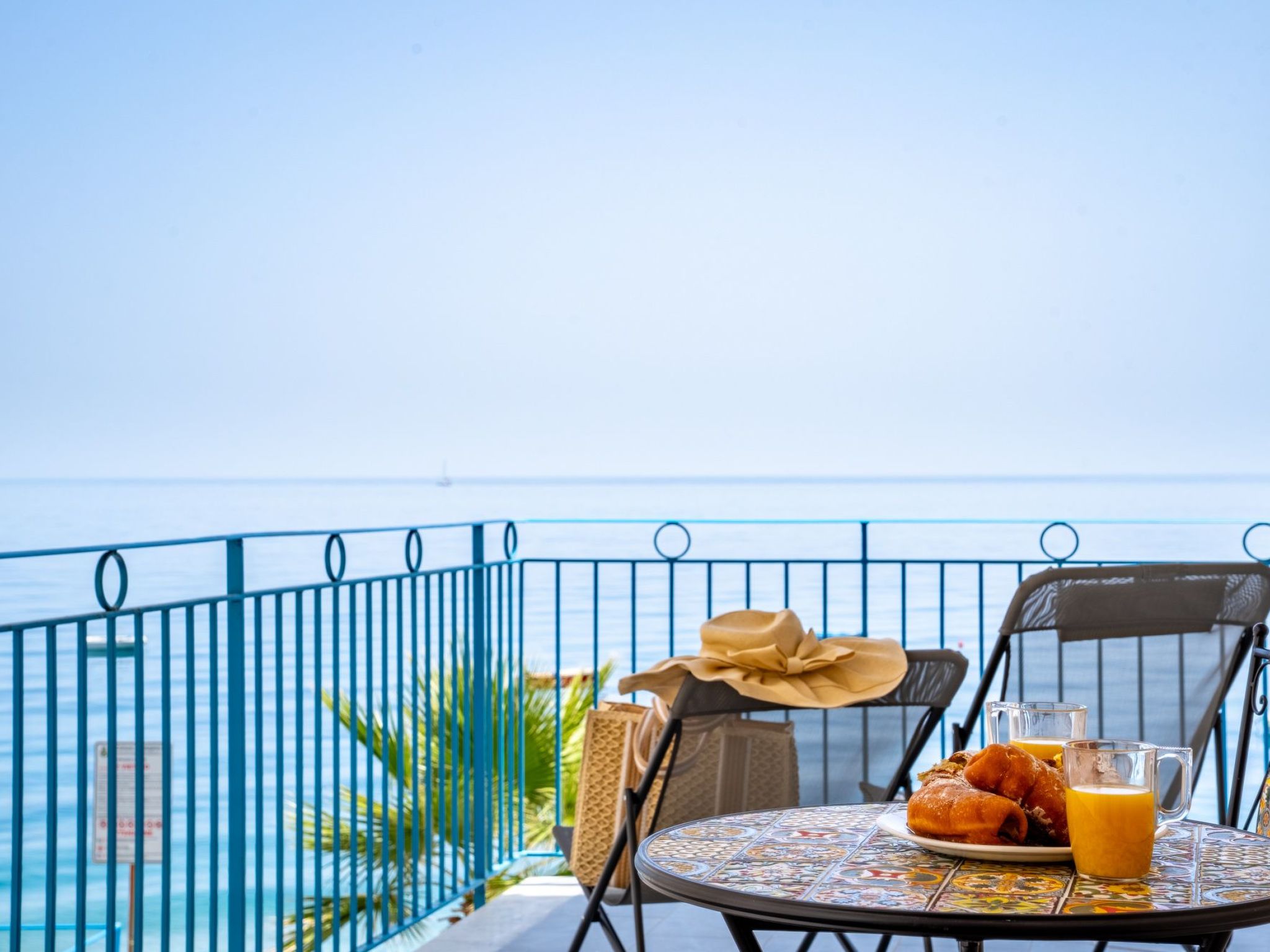 Welcome to a cosy holiday flat located in Letojanni, on the beautiful Sicilian coast, just 50 metres from the beach. The location is ideal for those wishing to spend a relaxing holiday, with the sea j..