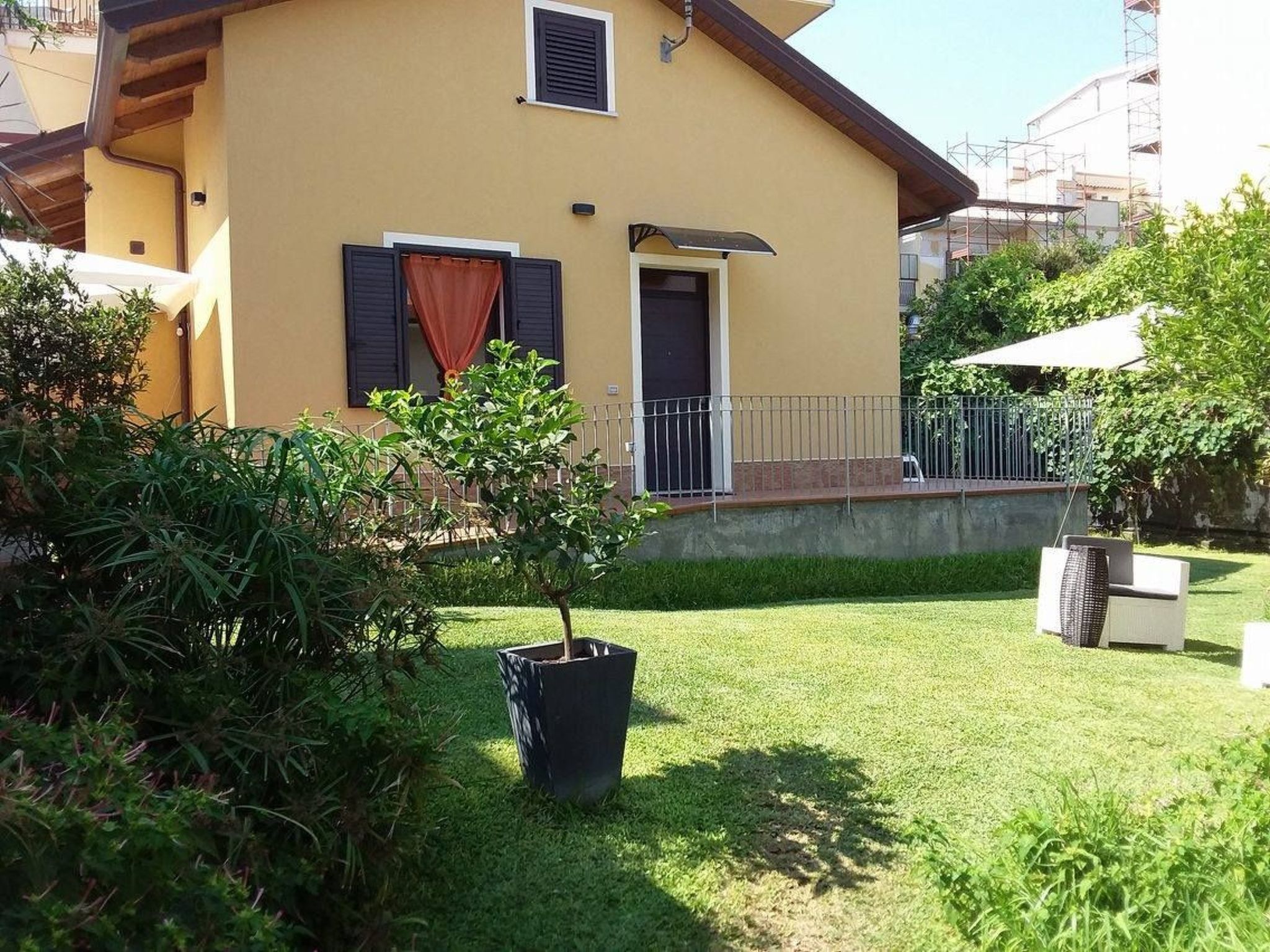 This small holiday home is located in Alì Terme, in the province of Messina. The sea is only 20 metres away and there are also three thermal spas within 300 metres.  A total of eight to nine beds are..
