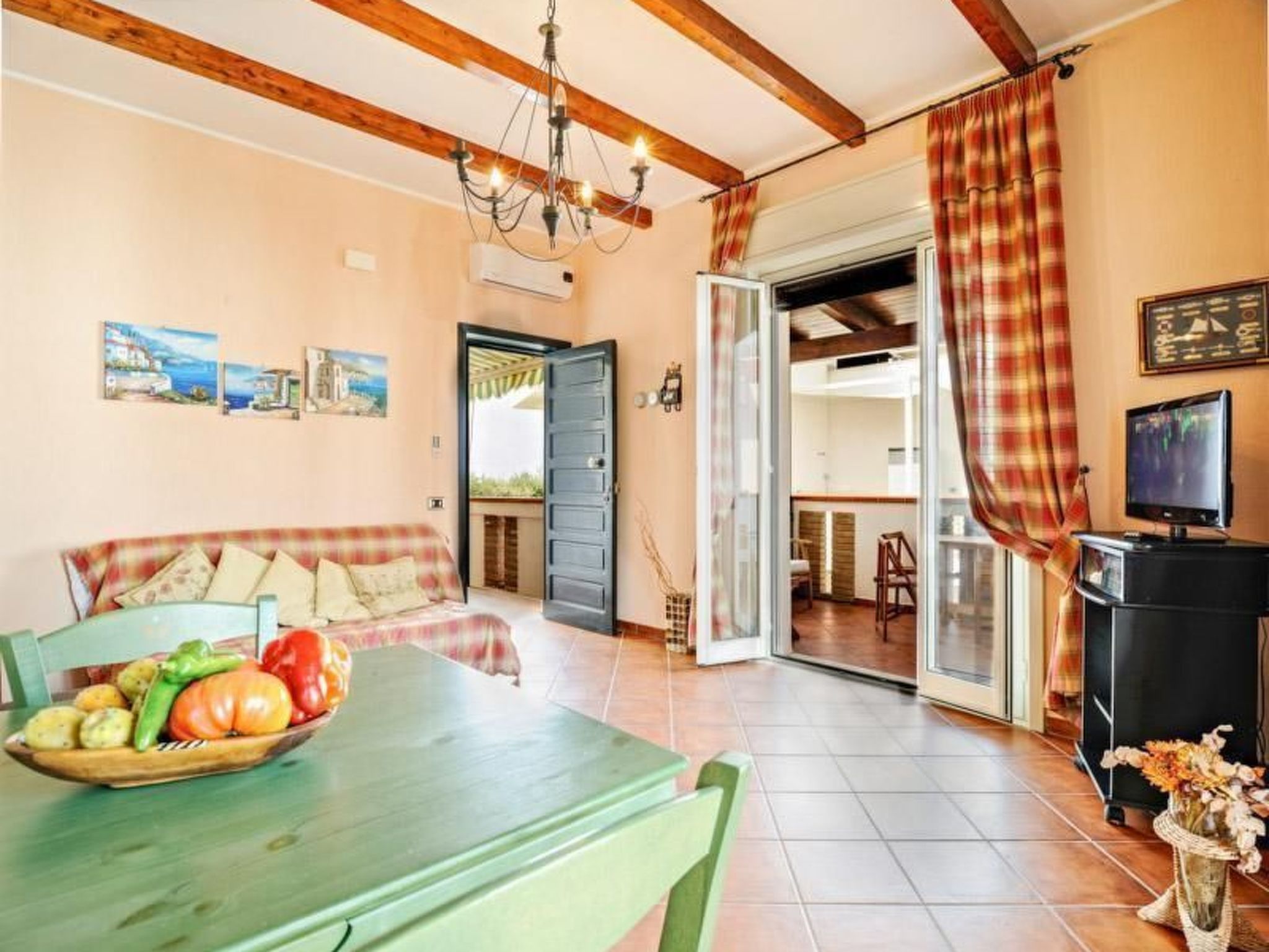 Appartement in Marchesana mit Großer Terrasse-Binnen