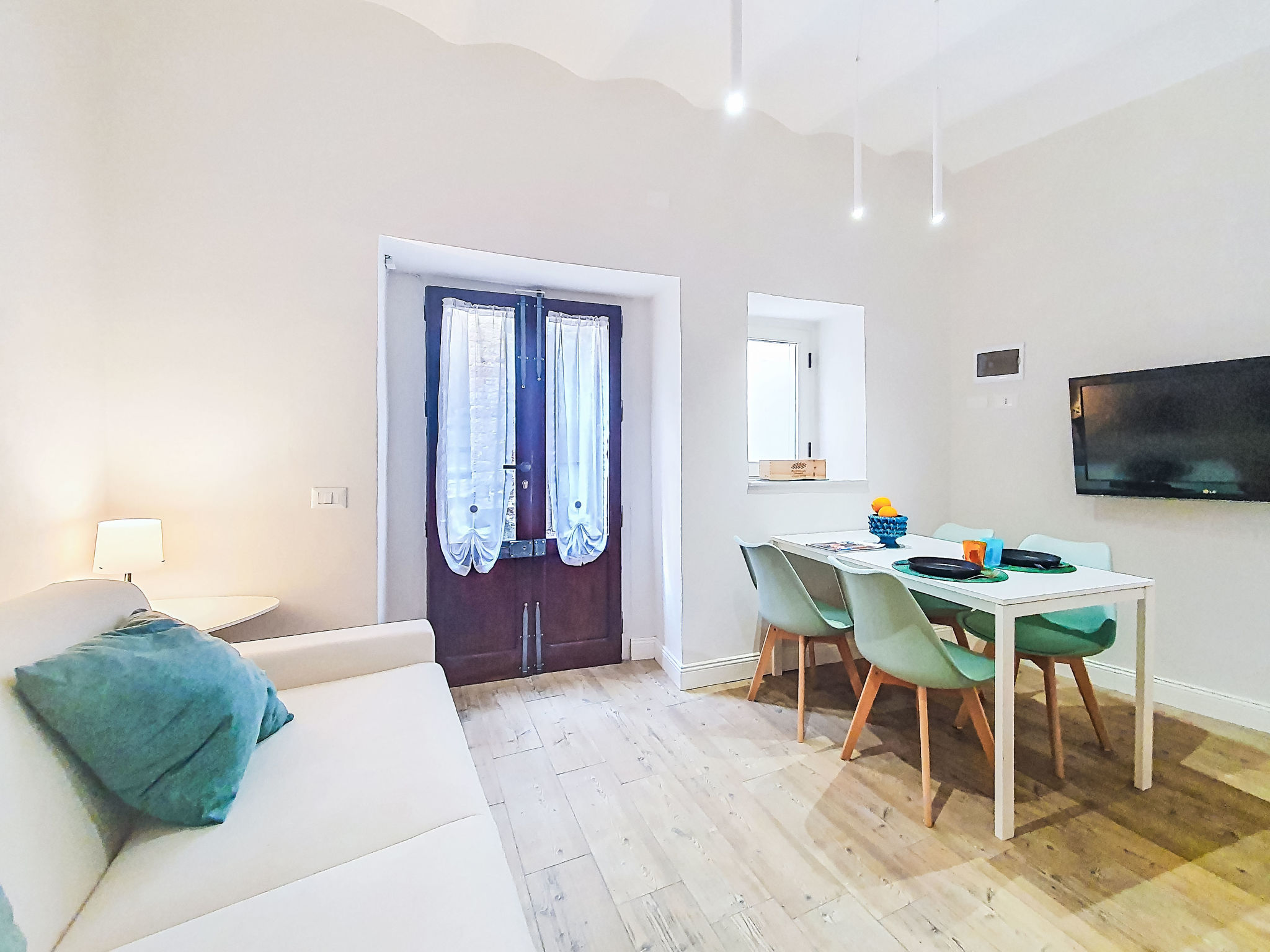 Appartement 2-kamers 40 m2, op de begane grond. Volledig gerenoveerd in 2025, comfortabel en smaakvol ingericht: woon-/eetkamer met TV. 1 kamer met 1 2-pers bed (160 cm), air-conditioning en hetelucht..