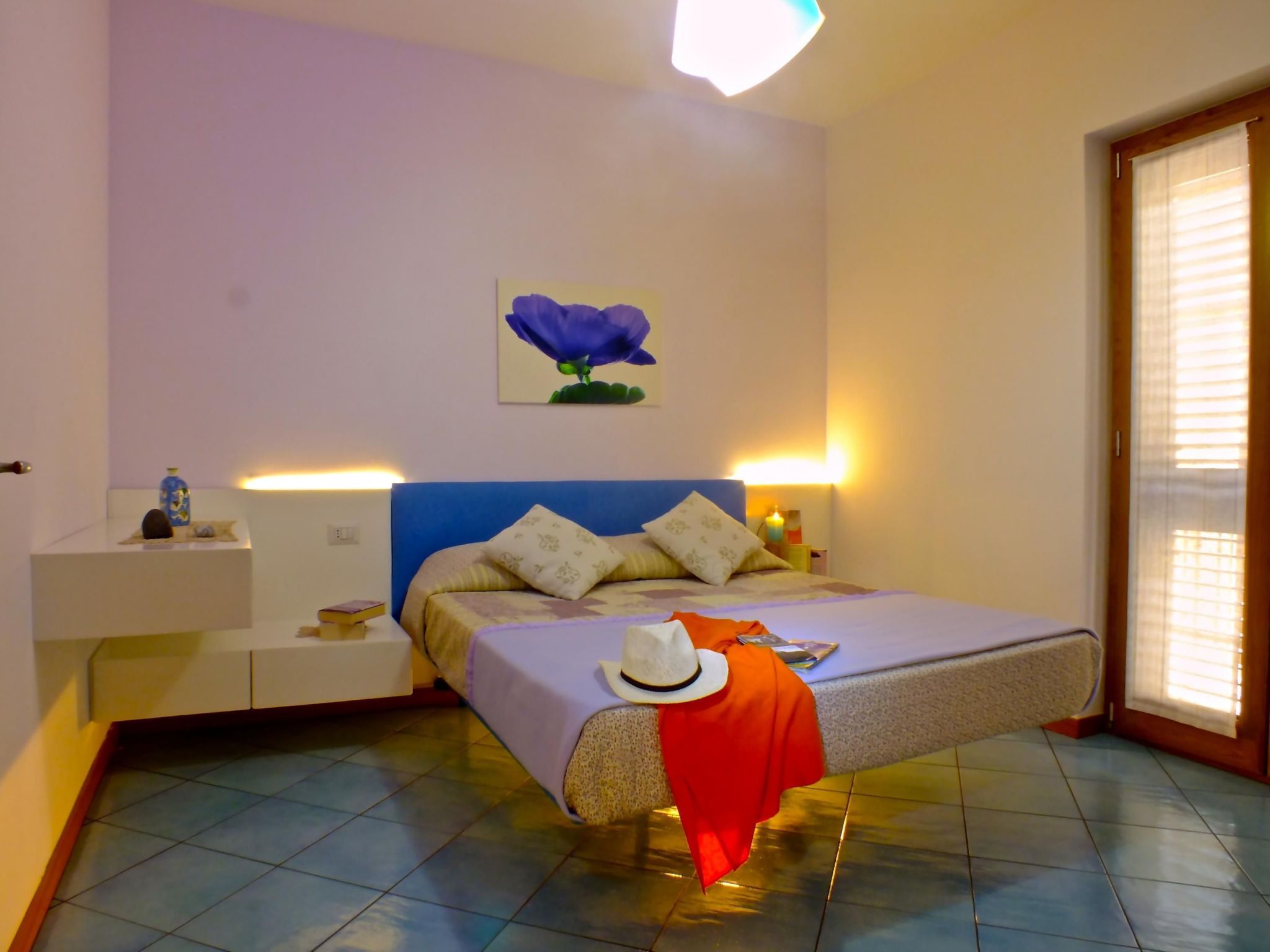 This holiday flat is centrally located in the centre of Castel di Tusa.Outside, there is a terrace offering a beautiful view of the sea. The terrace is equipped with a table, barbecue, chairs and deck..