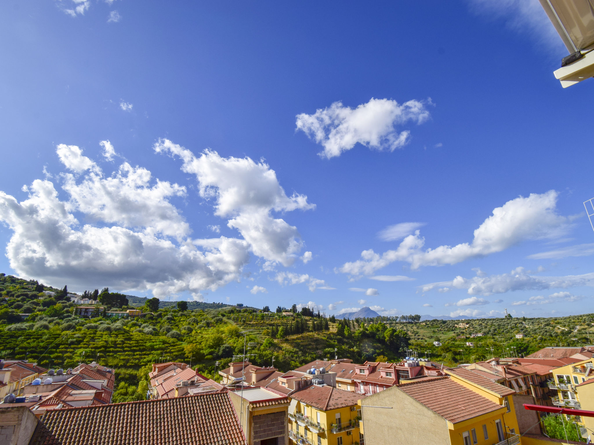"Zagara SinAgo", 1-Zimmer-Wohnung 30 m2, im Erdgeschoss. Zweckmässig und komfortabel eingerichtet: 1 Doppelzimmer mit Dusche/Bidet/WC, Klimaanlage und Warmluftheizung. Küche (4 Kochplatten, Backofen..