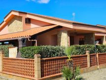 Mediterrane villa aan zee met veranda en tuin in Campofelice di Roccella - thumbnail 1