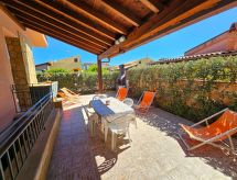Mediterrane villa aan zee met veranda en tuin in Campofelice di Roccella - thumbnail 3