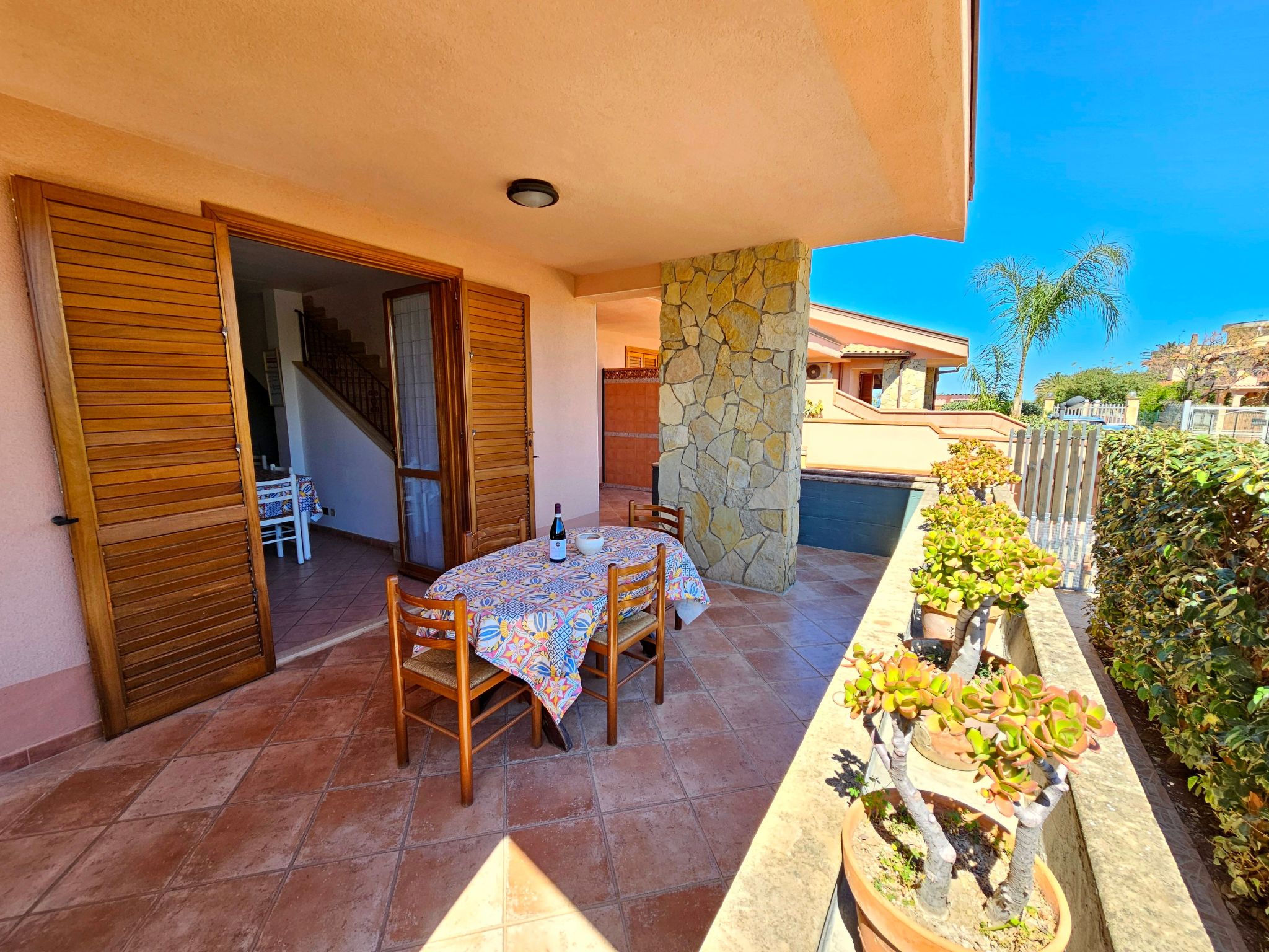 Helle mediterrane Villa mit Veranda und Garten