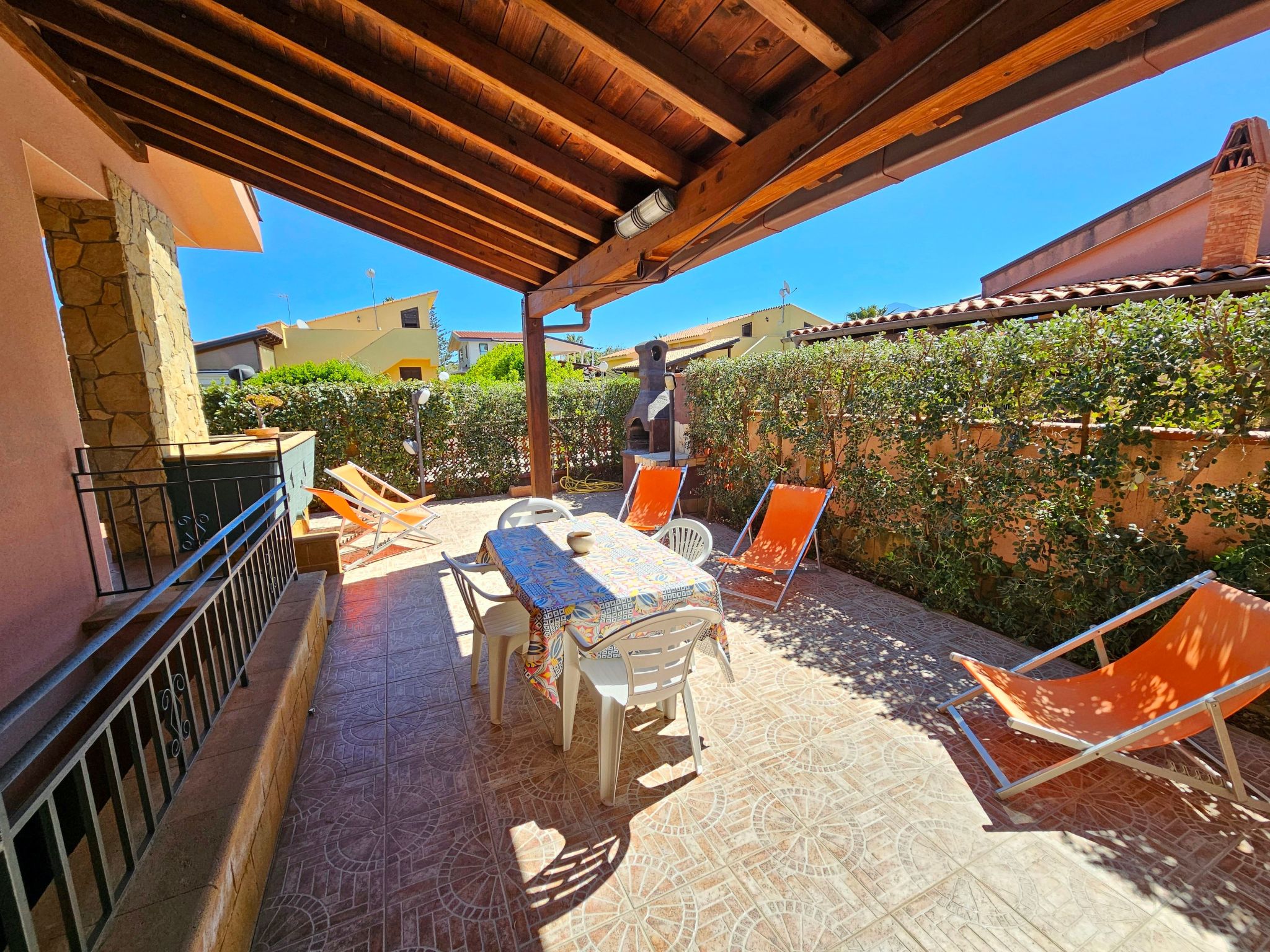 Helle mediterrane Villa mit Veranda und Garten