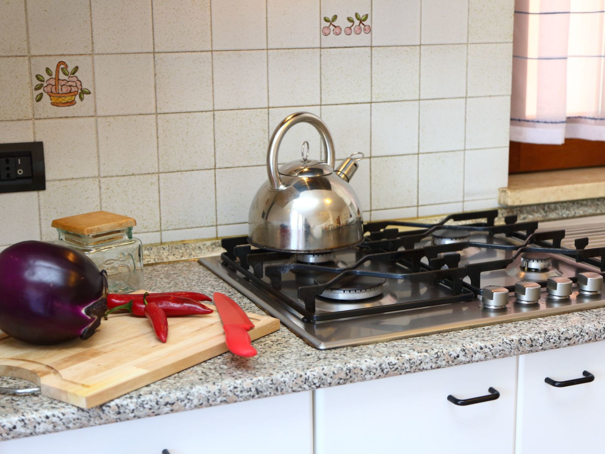 Helle mediterrane Villa mit Veranda und Garten-Image-tags.info