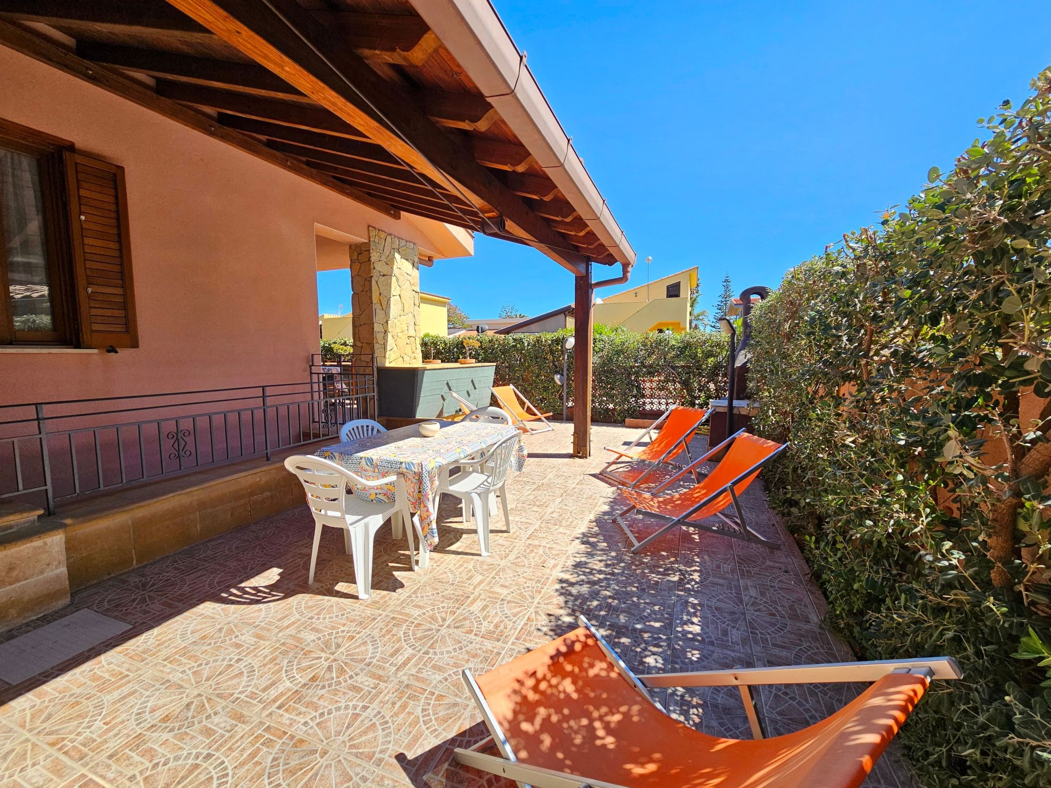 Helle mediterrane Villa mit Veranda und Garten-Image-tags.info