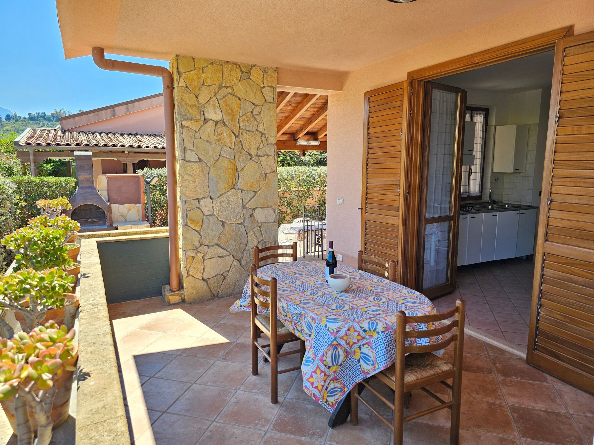 Helle mediterrane Villa mit Veranda und Garten-Image-tags.info