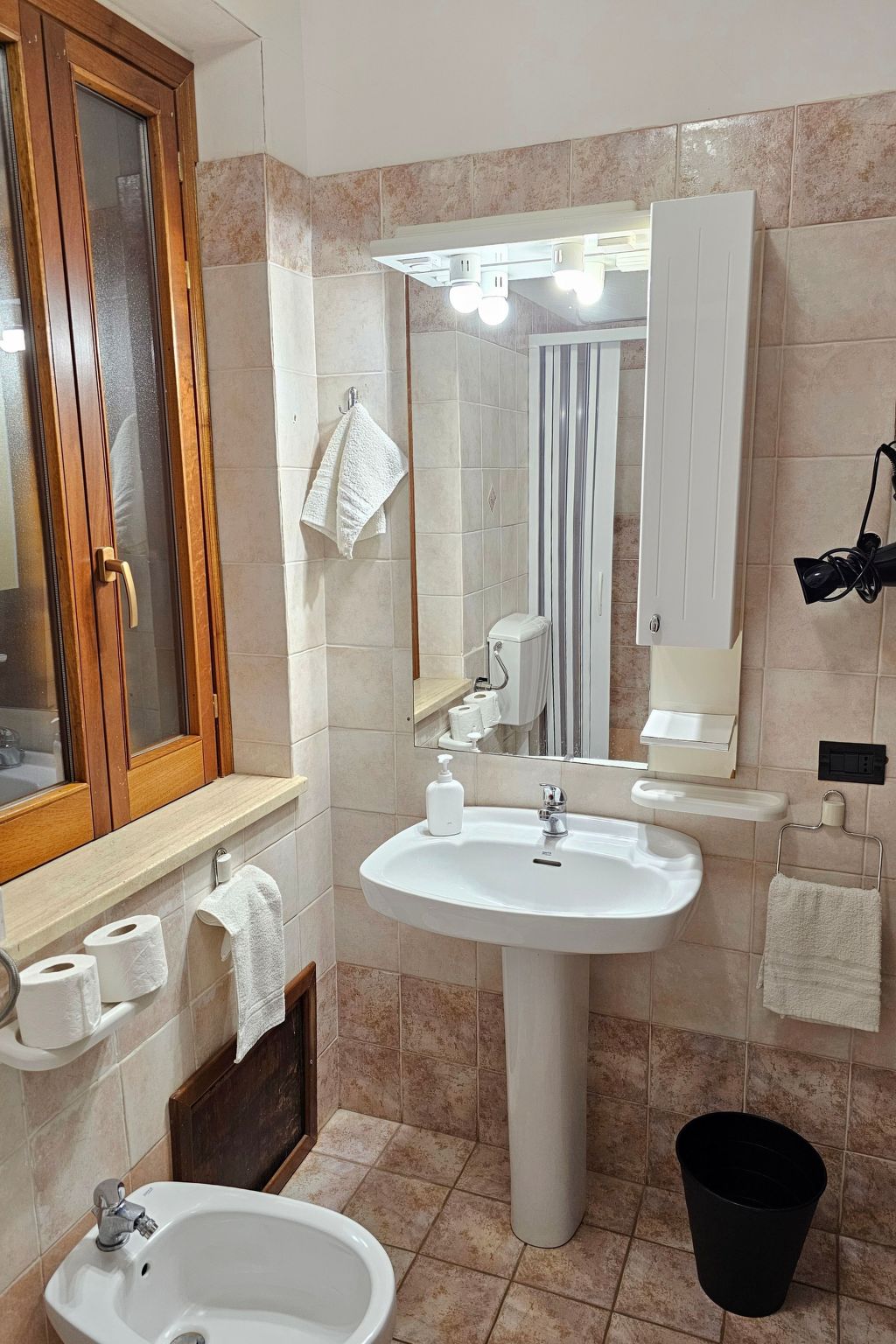 Helle mediterrane Villa mit Veranda und Garten-Image-tags.info