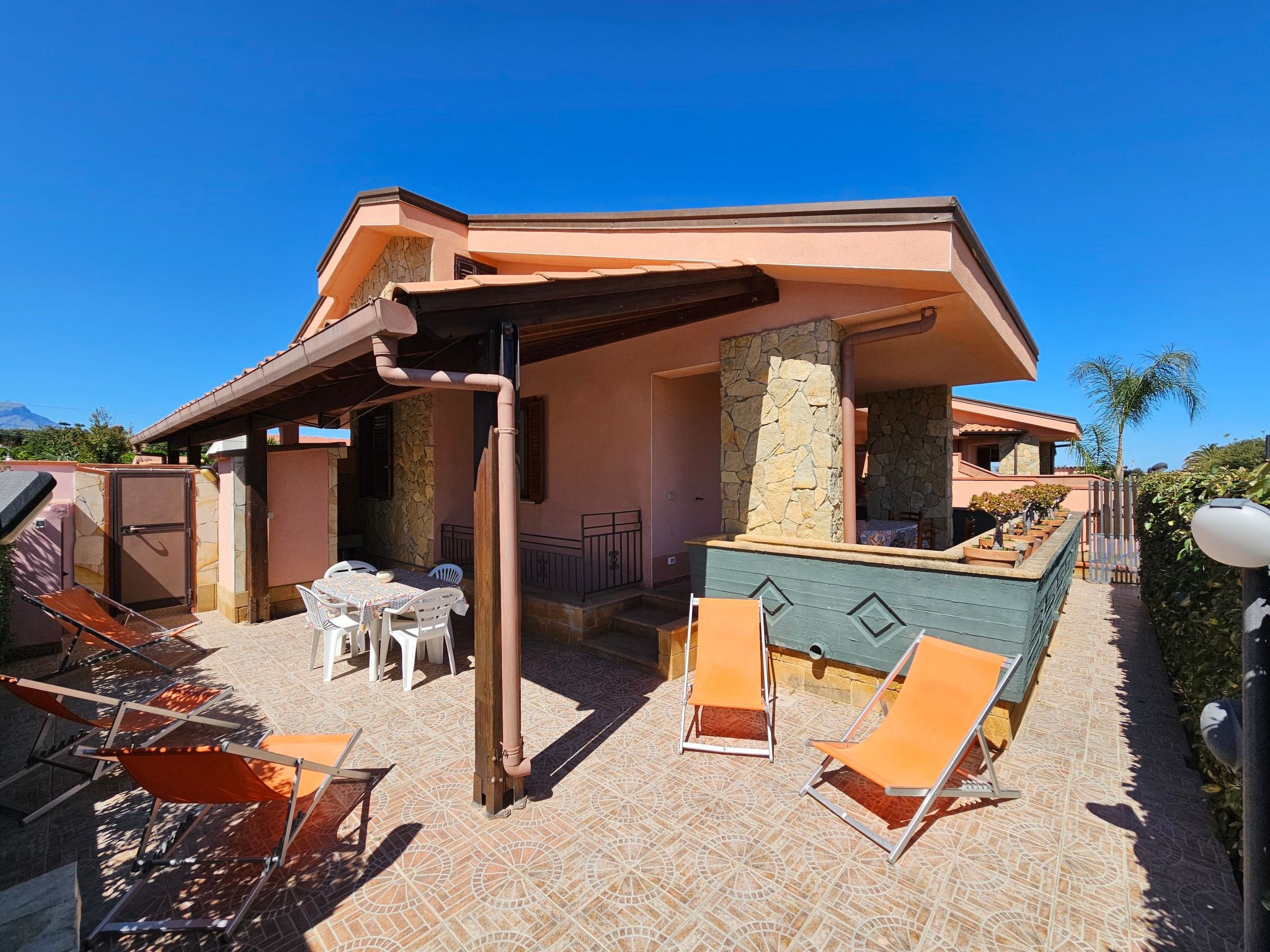 Helle mediterrane Villa mit Veranda und Garten-Image-tags.info