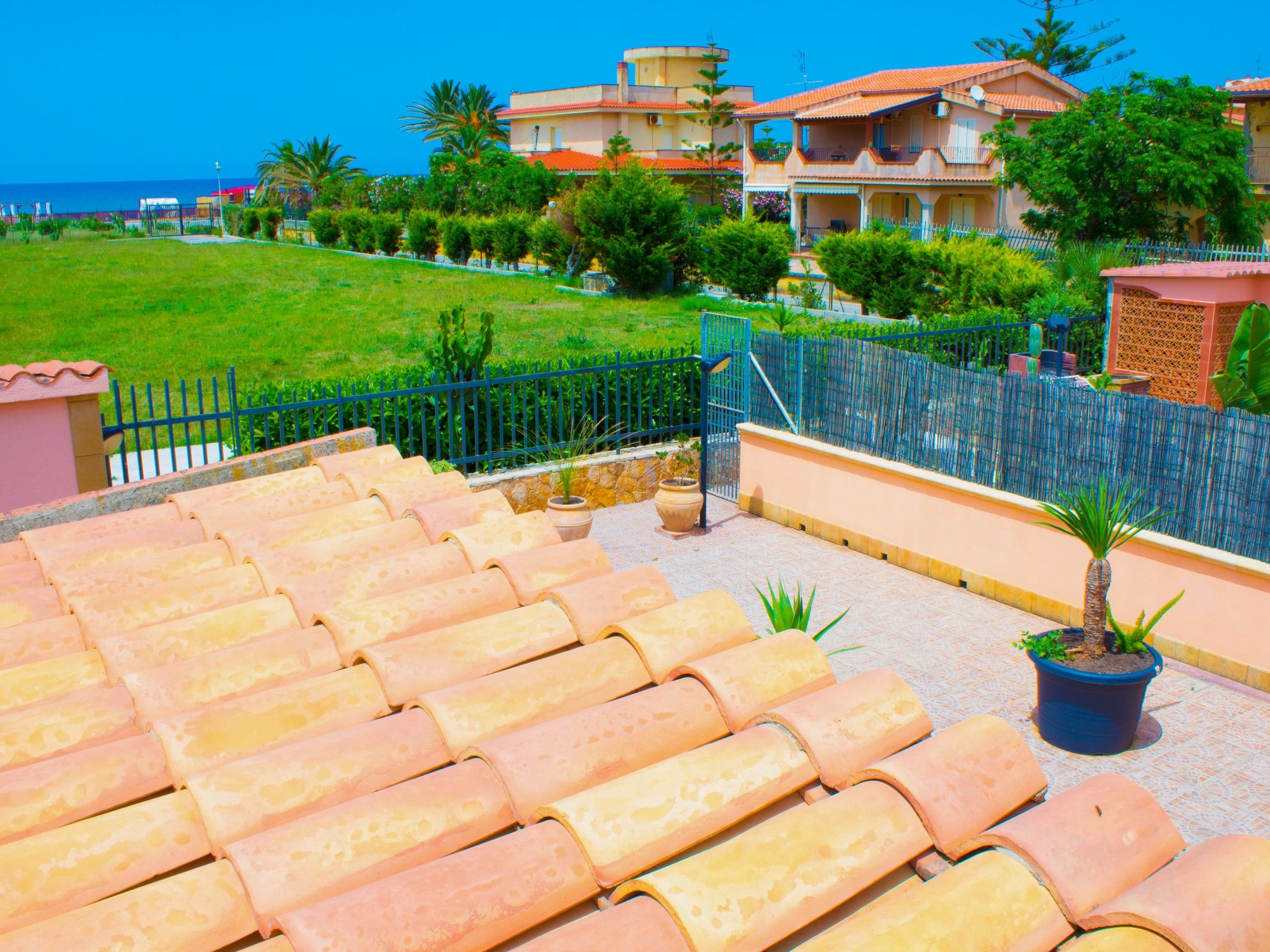 Helle mediterrane Villa mit Veranda und Garten