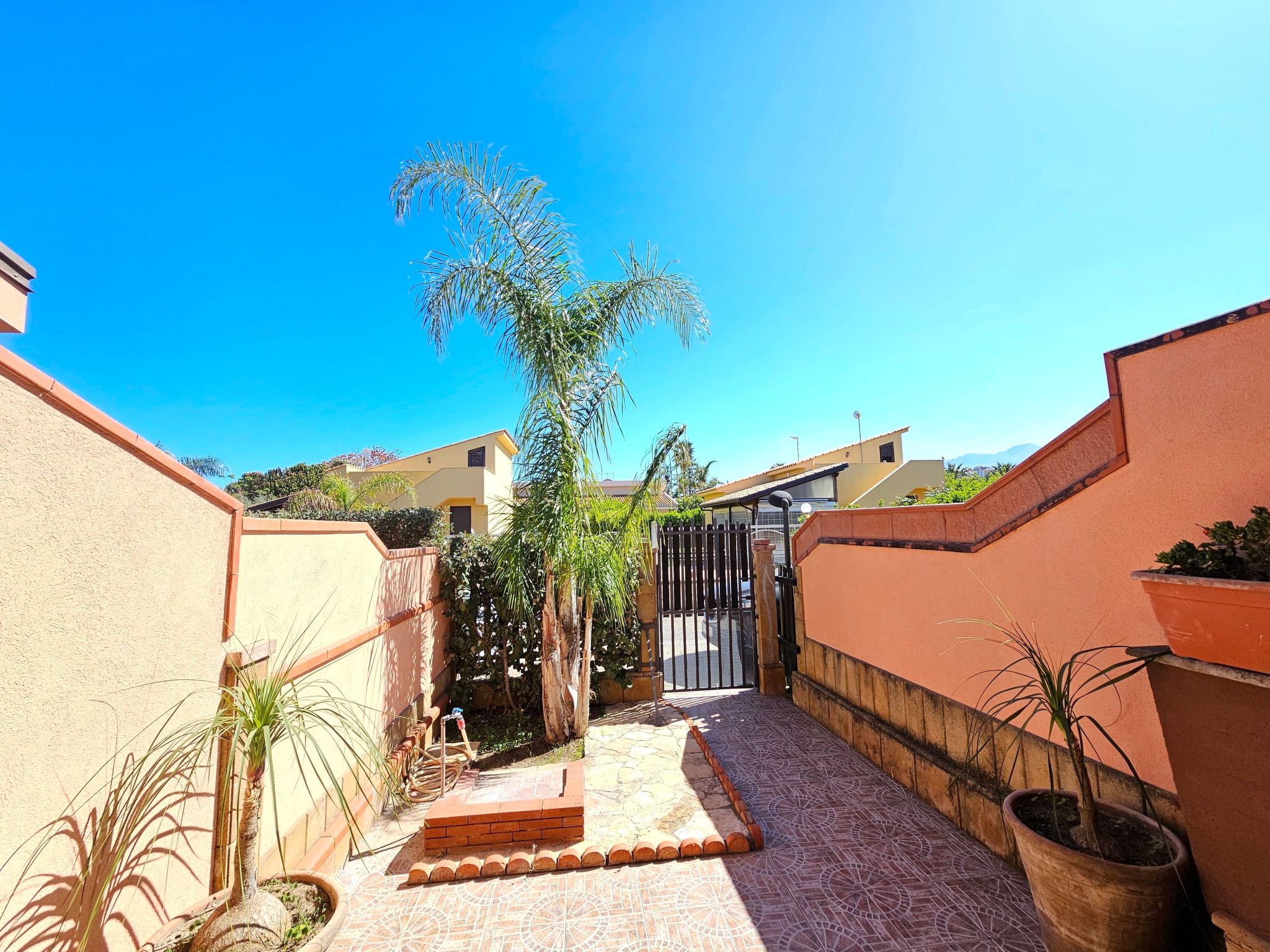 Helle mediterrane Villa mit Veranda und Garten-Image-tags.info