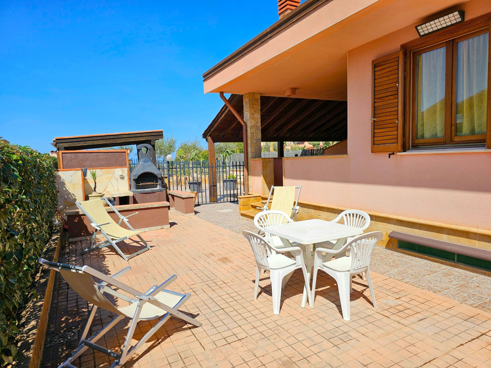 Helle mediterrane Villa mit Veranda und Garten-Image-tags.info