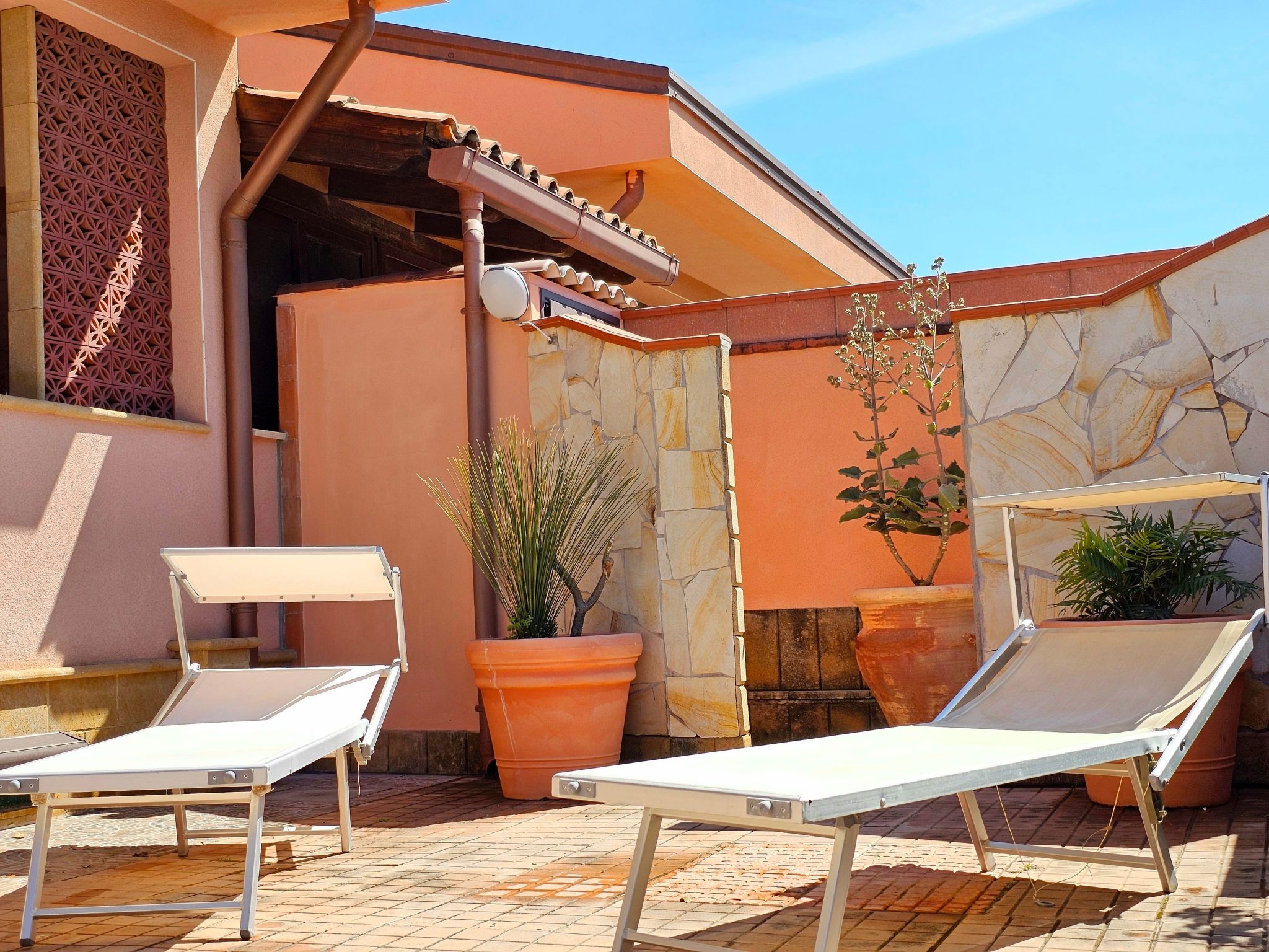 Helle mediterrane Villa mit Veranda und Garten-Image-tags.info