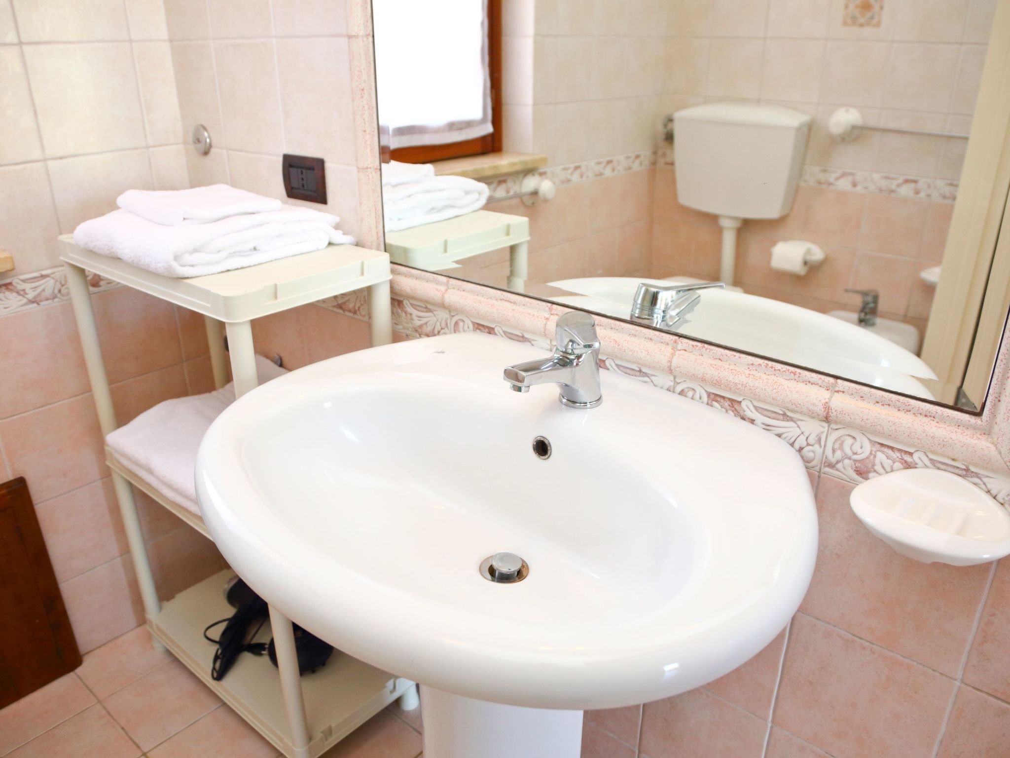 Helle mediterrane Villa mit Veranda und Garten-Image-tags.info