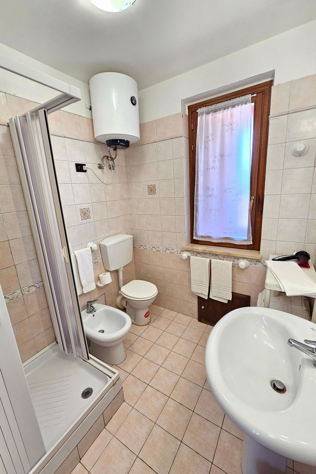 Helle mediterrane Villa mit Veranda und Garten-Image-tags.info