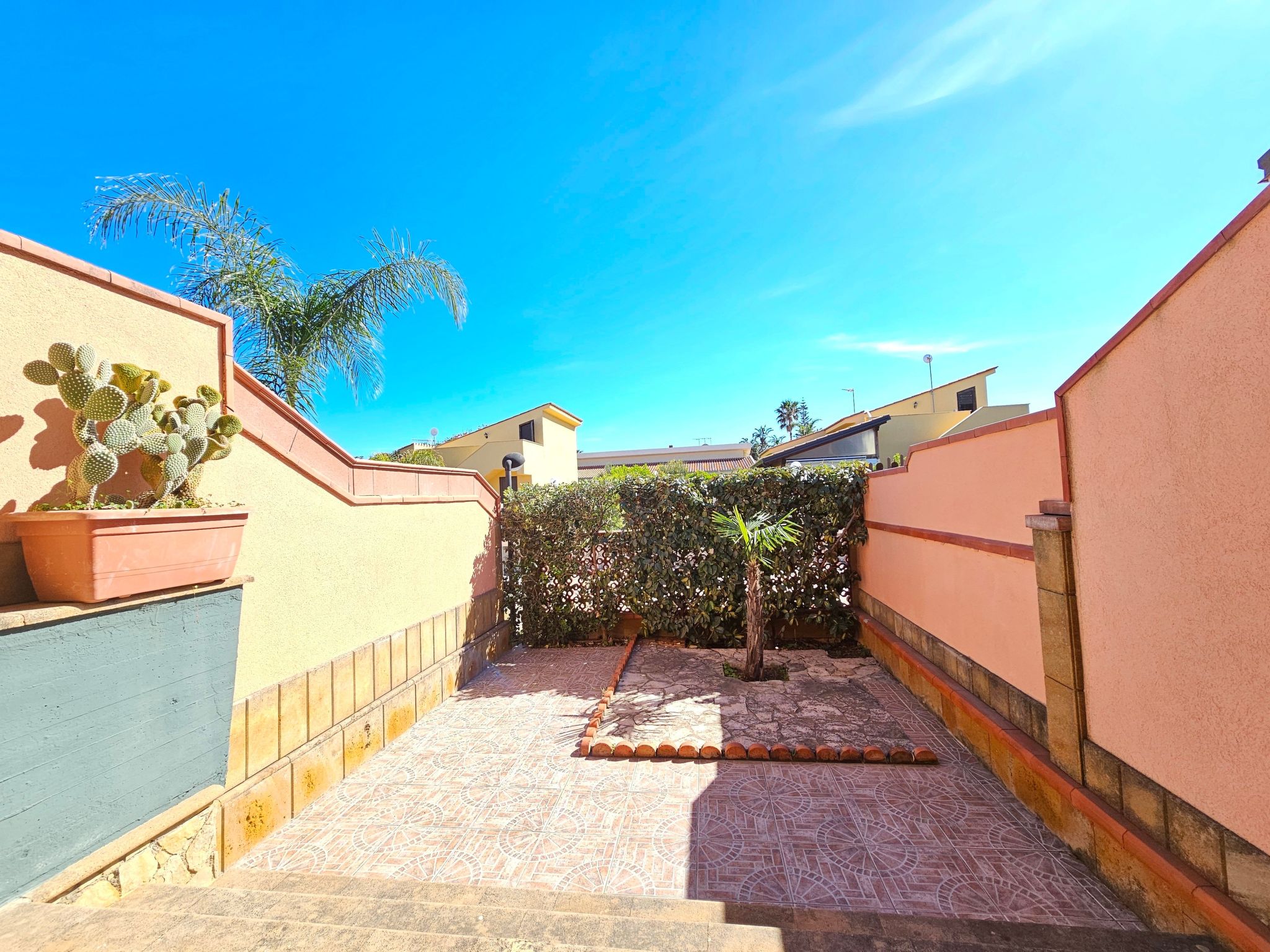 Helle mediterrane Villa mit Veranda und Garten-Binnen