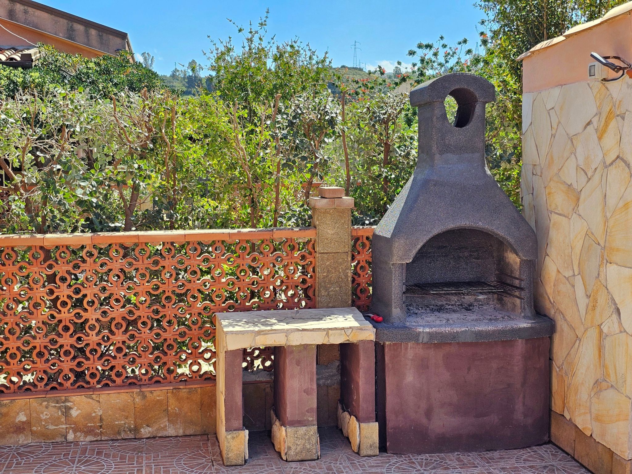 Helle mediterrane Villa mit Veranda und Garten-Binnen