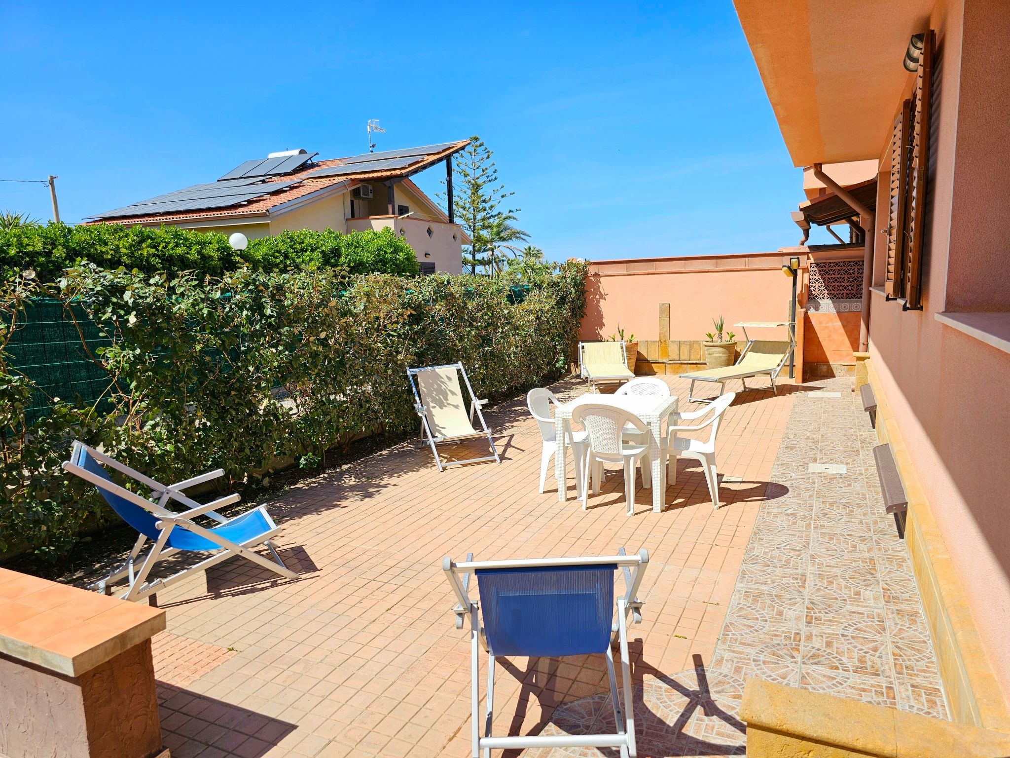 Helle mediterrane Villa mit Veranda und Garten-Binnen