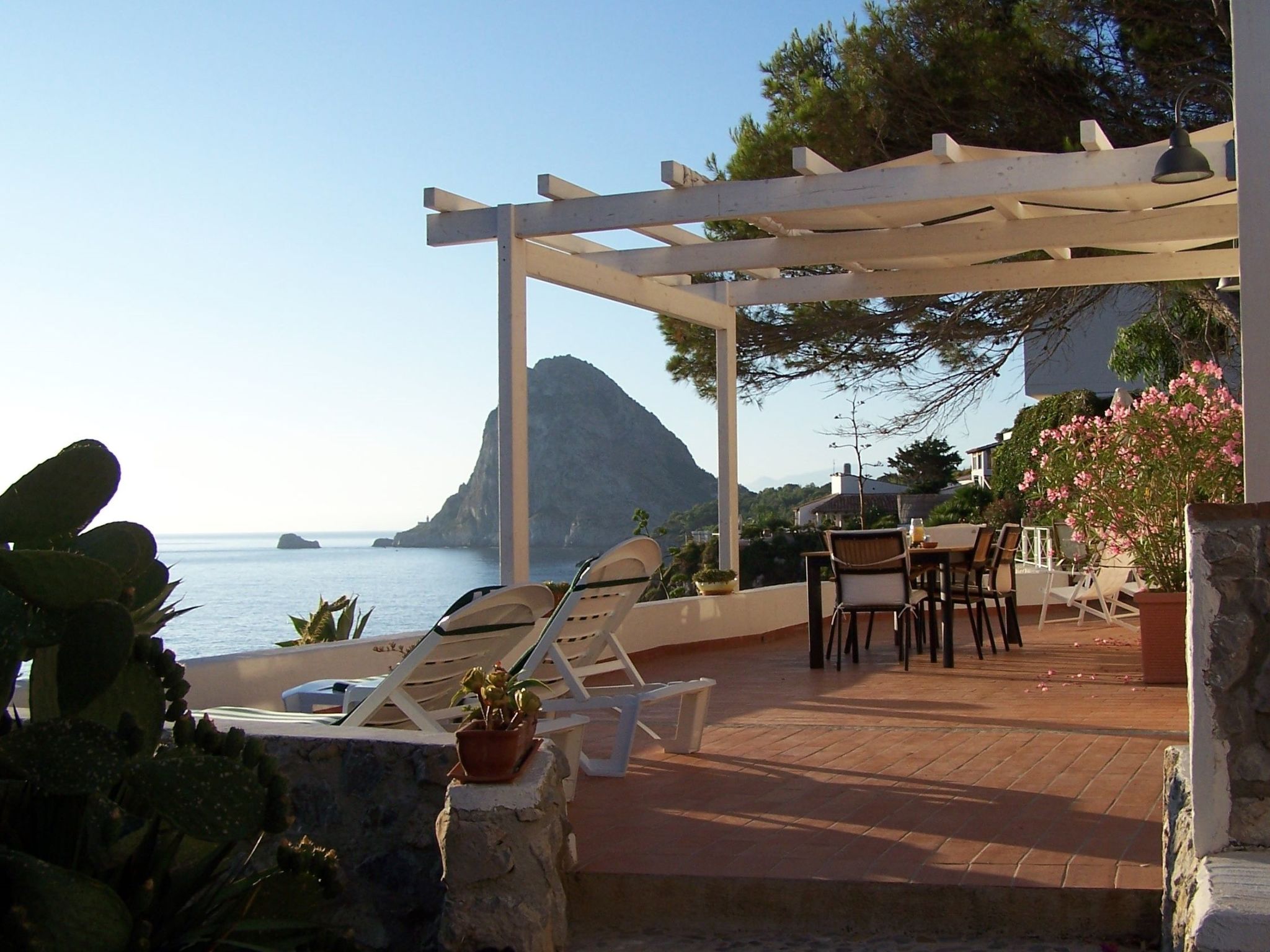 Independent villa with breathtaking sea view - private - quiet - with garden - 25 km from Palermo - sleeps 5 - direct access to the sea - we only accept bookings from Saturday to Saturday - This charm..