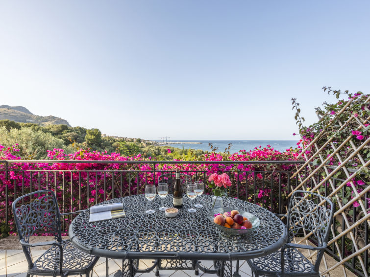 Aan zee: Licht appartement Cicladi Santorini in Santa Flavia in Santa Flavia