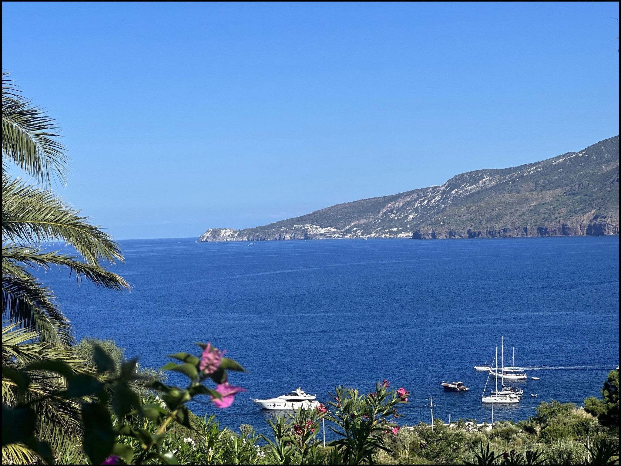 Villa in Panoramasprache, nur wenige Minuten vom Meer entfernt — view 1 of 33