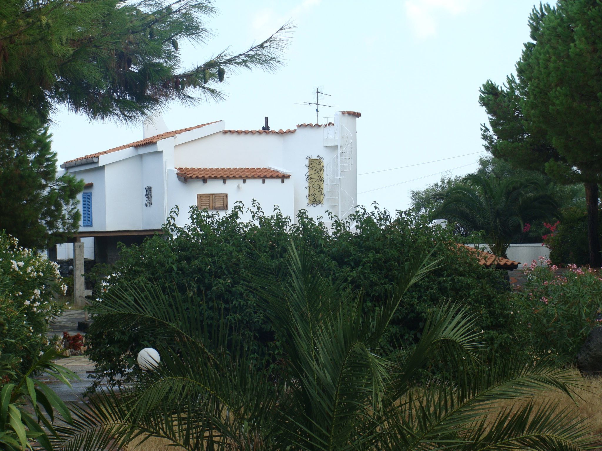 Villa Noir in Vulcanello-Image-tags.info