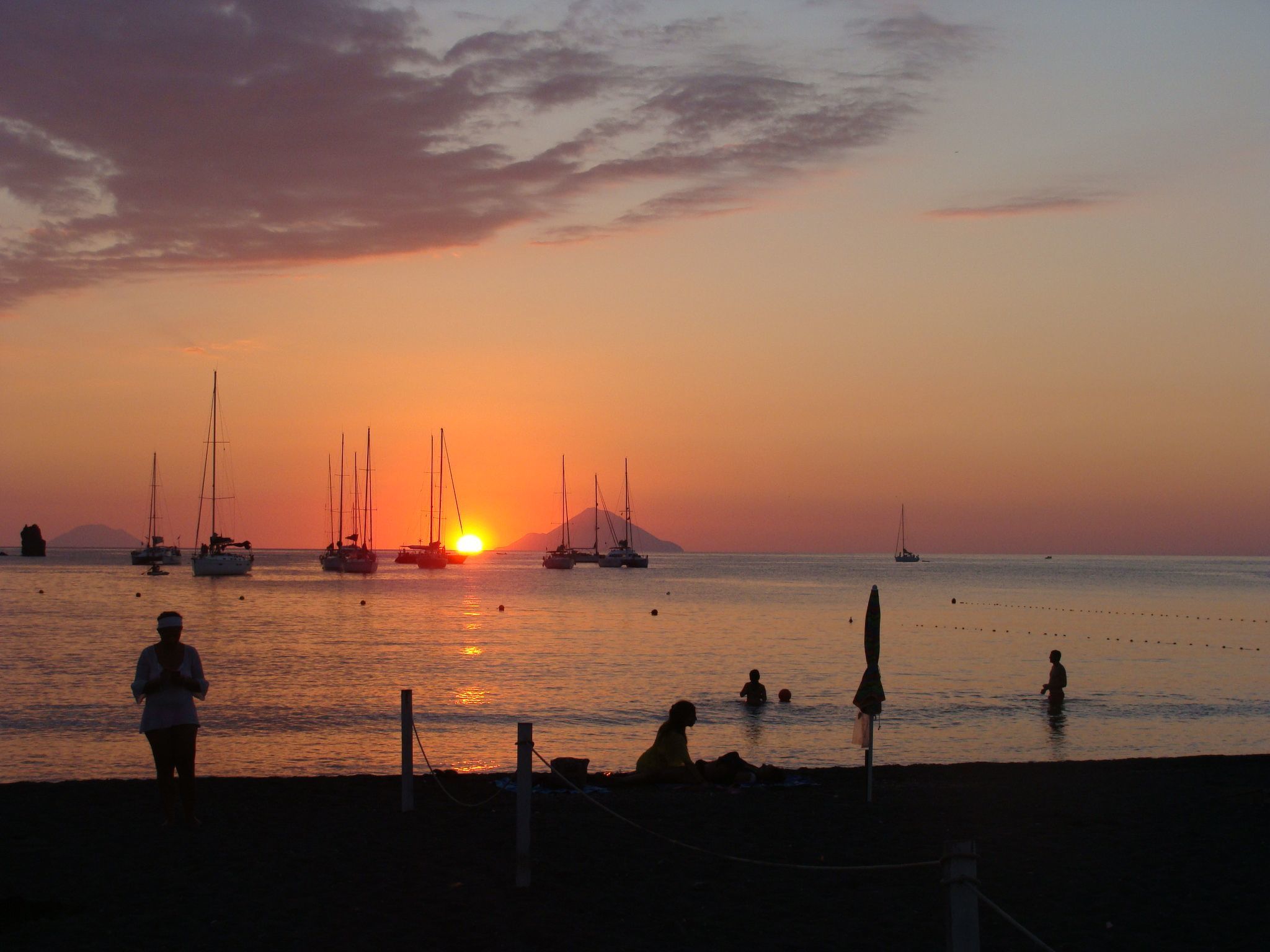 Villa Noir in Vulcanello-Image-tags.info