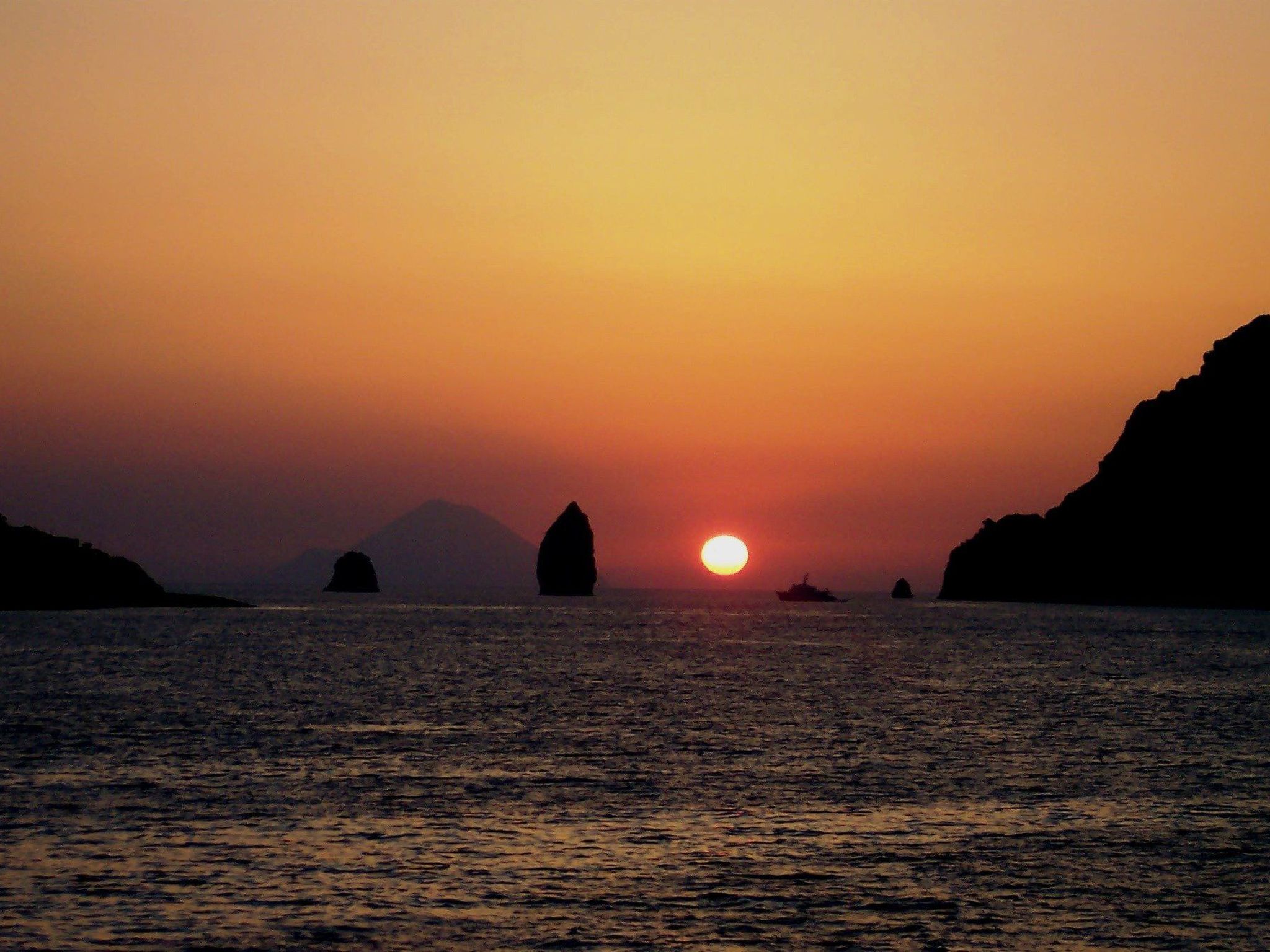 Villa Noir in Vulcanello-Image-tags.info