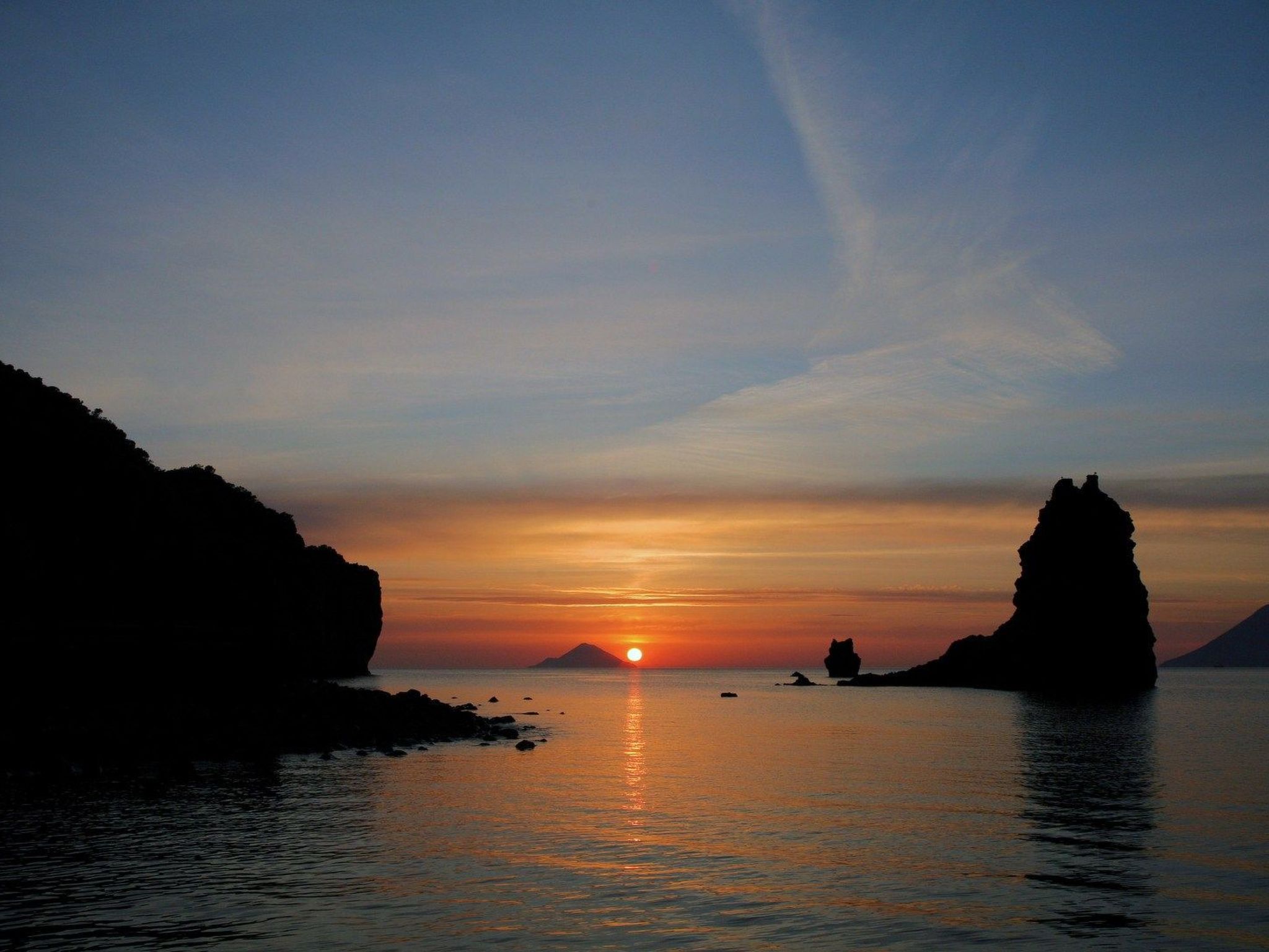 Villa Noir in Vulcanello-Image-tags.info