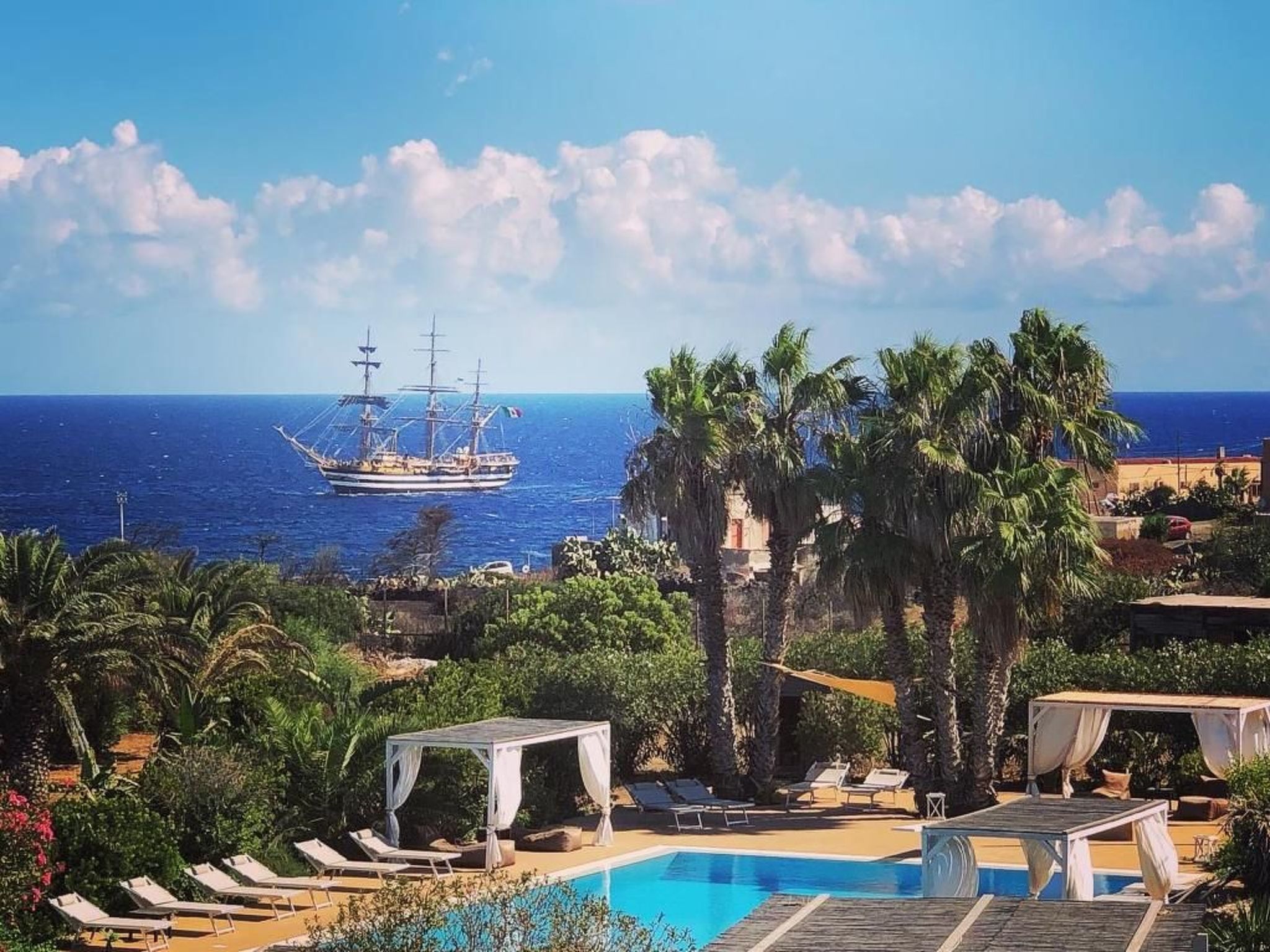 The population of Santa Chiara, a short walk from the bay of BUE MARINO (low and smooth cliff suitable for children and non-swimmers), was born on Resort Lanterns, wise conversion of one of the oldest..