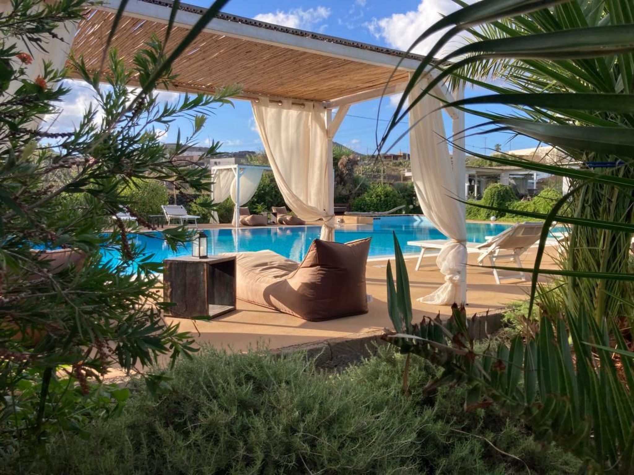 The flat is on the ground floor, in the hamlet of Santa Chiara, a stone's throw from the bay of Bue Marino, a quiet area with little traffic.Inside a small tourist village,Equipped with a living room ..