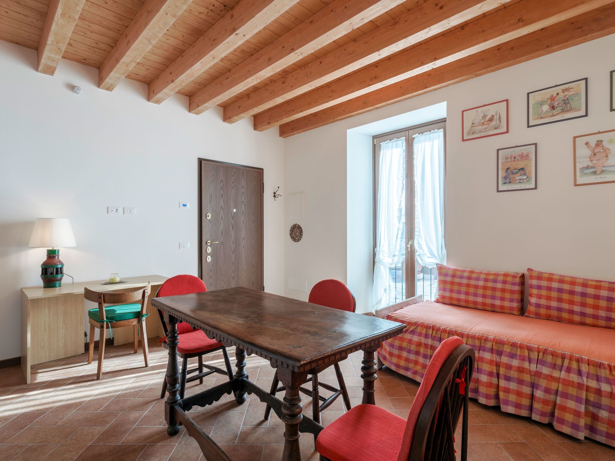 Zweizimmerwohnung mit Doppelbett und zwei Schlafsofas