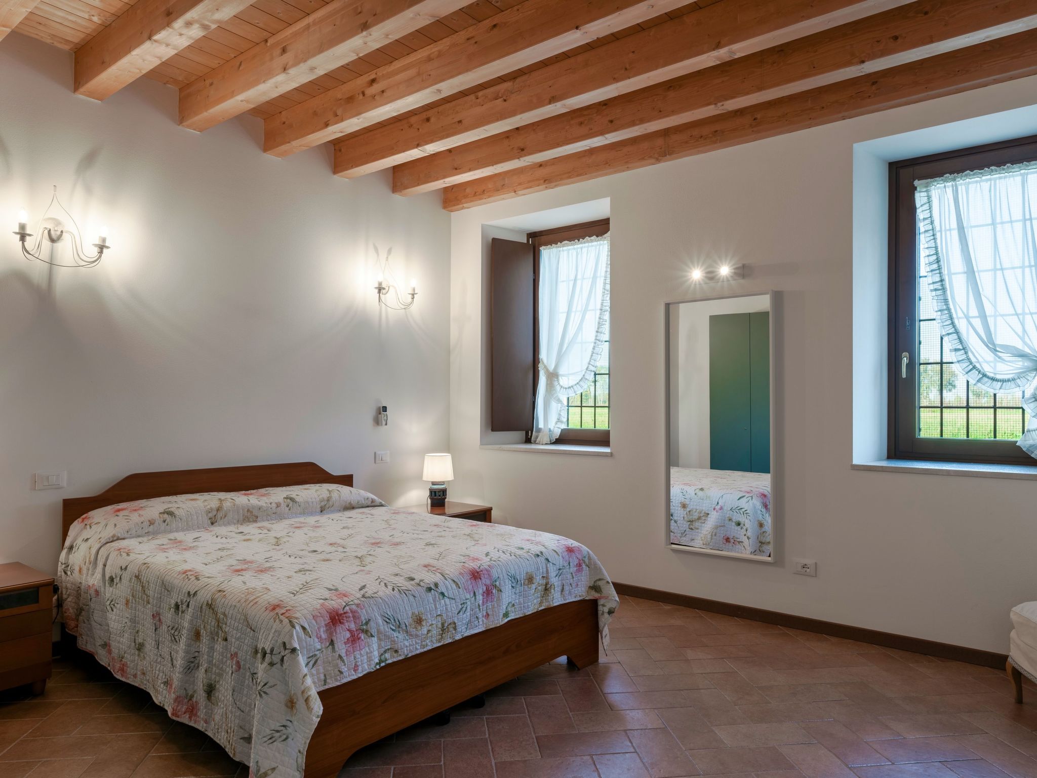 Zweizimmerwohnung mit Doppelbett und zwei Schlafsofas-Image-tags.info