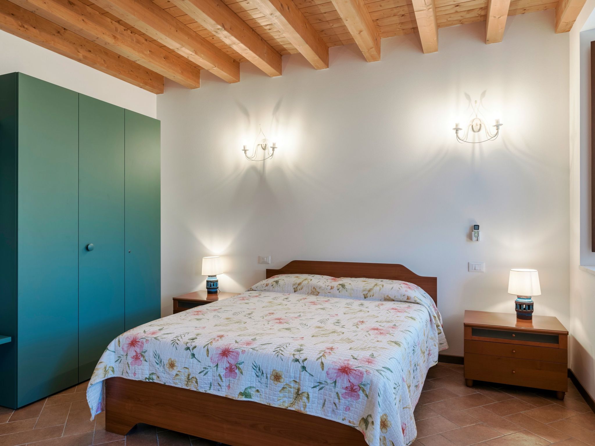 Zweizimmerwohnung mit Doppelbett und zwei Schlafsofas-Image-tags.info