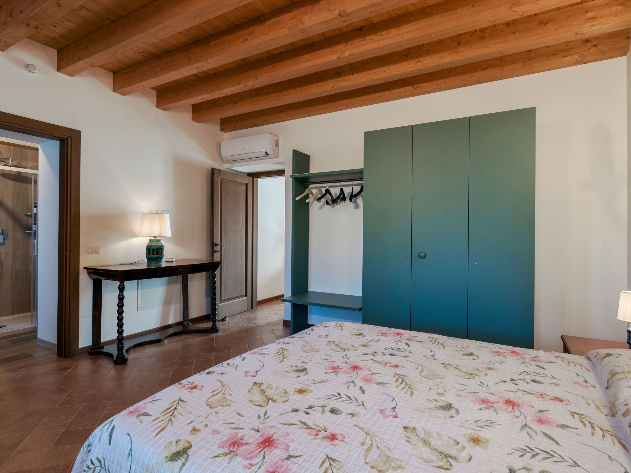 Zweizimmerwohnung mit Doppelbett und zwei Schlafsofas-Image-tags.info